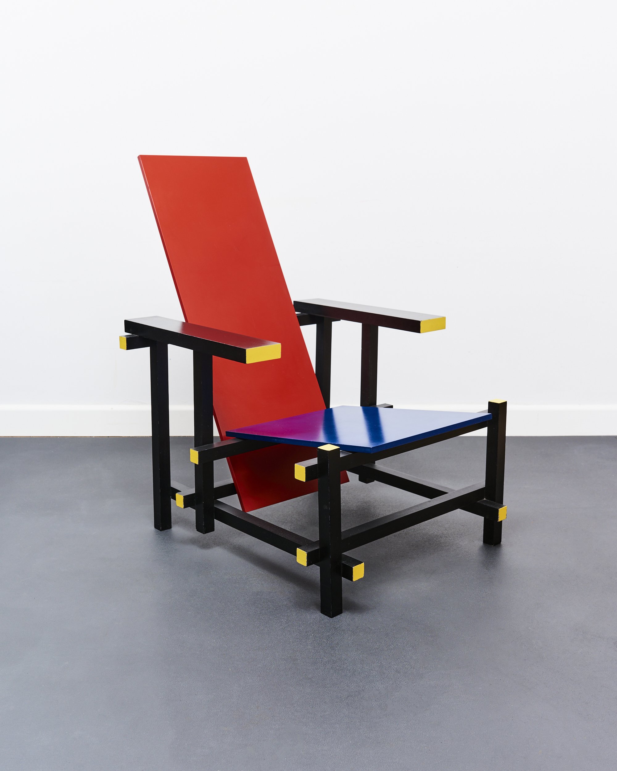 red.blue.chair.gerrit.rietveld.de.stijl.dutch.groenekan.1918.jpg