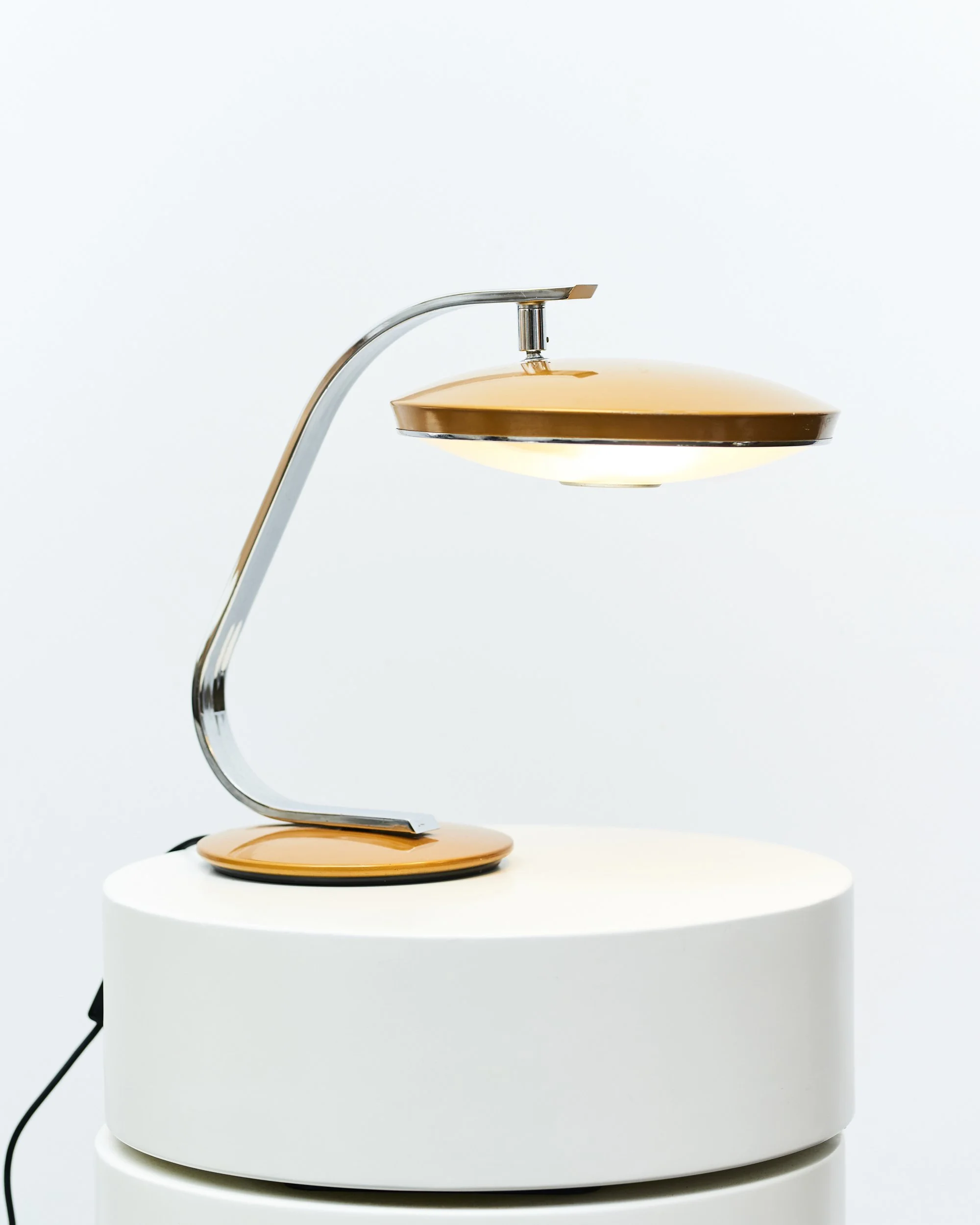 desk.table.lamp.model.520.fase.1960.luis.perez.de.la.oliva.gold.bauhaus.jpg