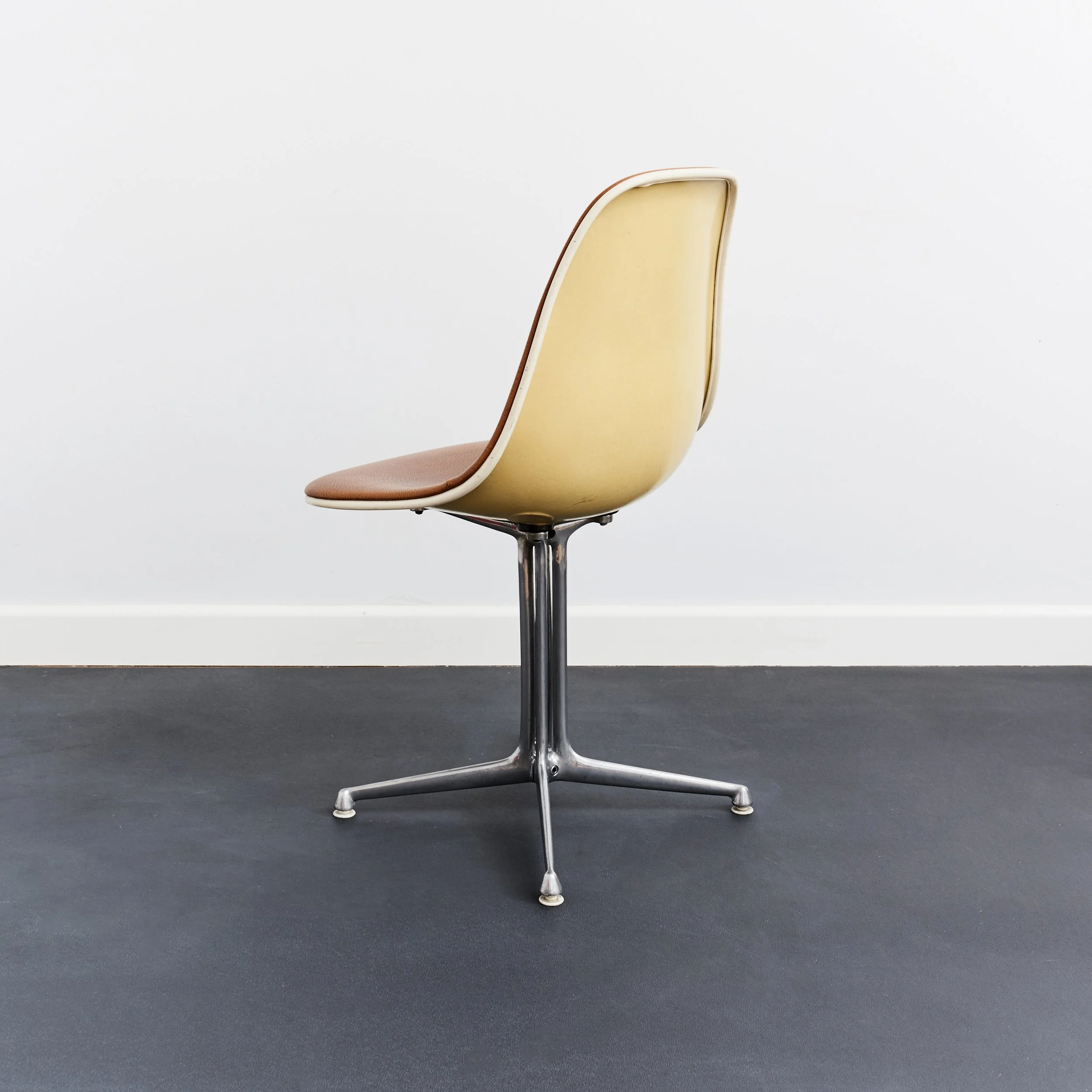 charles.ray.eames.la.fonda.side.chair.model.1700-1.leather.glassfibre.herman.miller 6.jpg