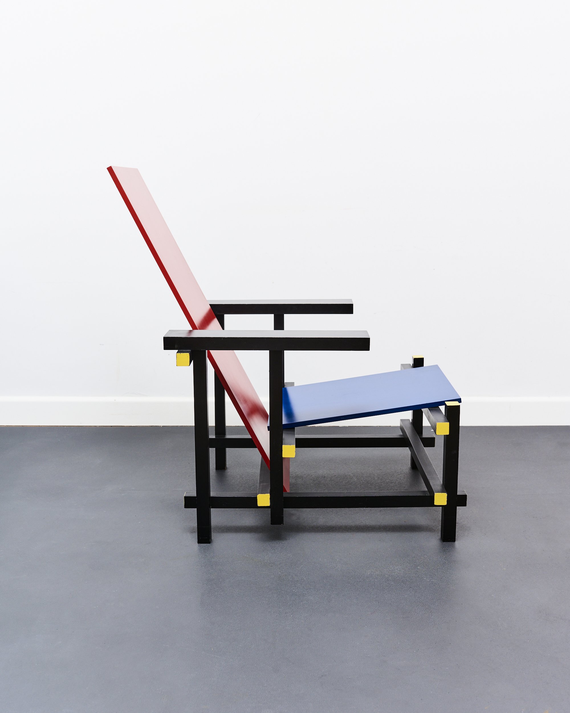 red.blue.chair.gerrit.rietveld.de.stijl.dutch.groenekan.1918 9.jpg