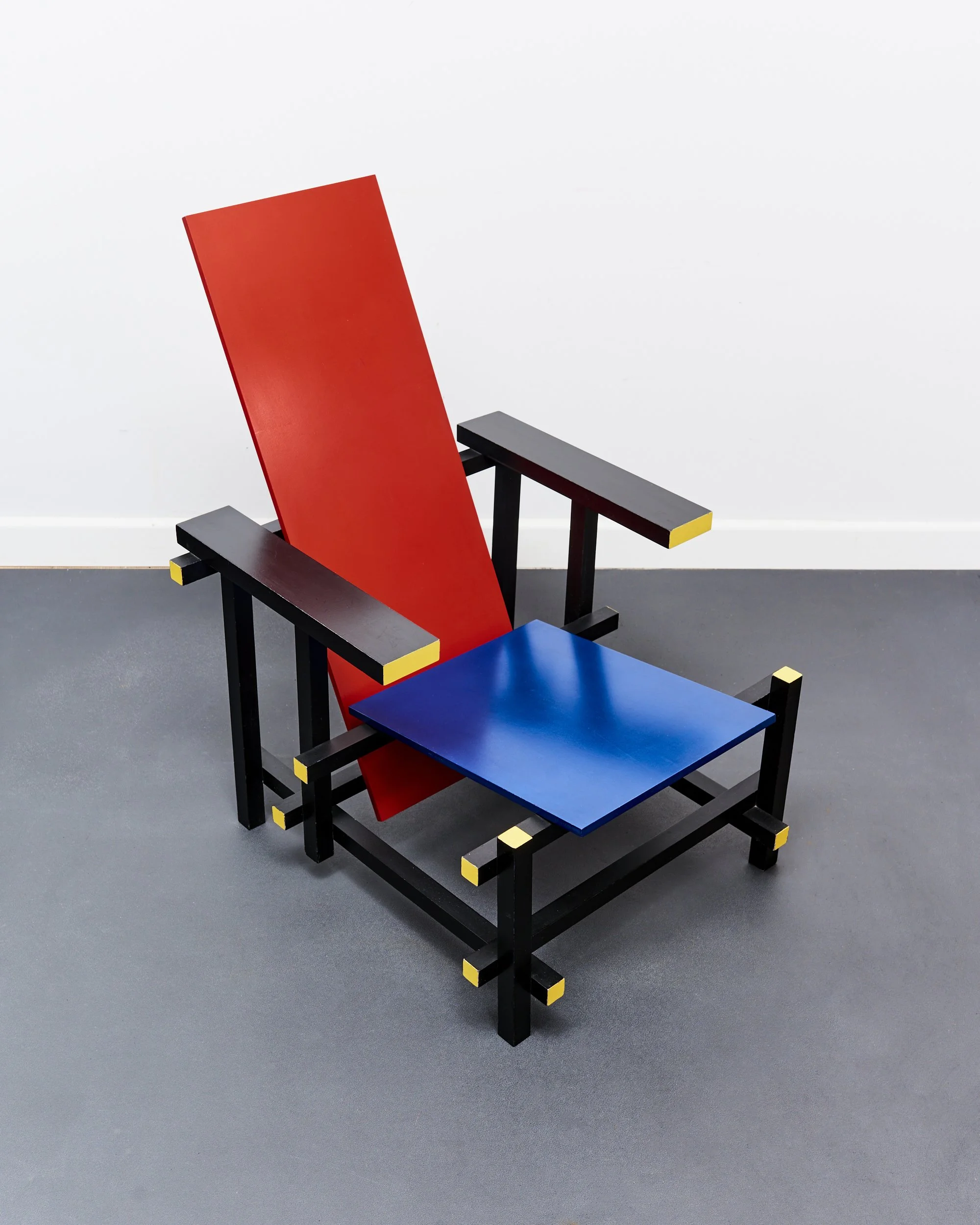 red.blue.chair.gerrit.rietveld.de.stijl.dutch.groenekan.1918 1.jpg