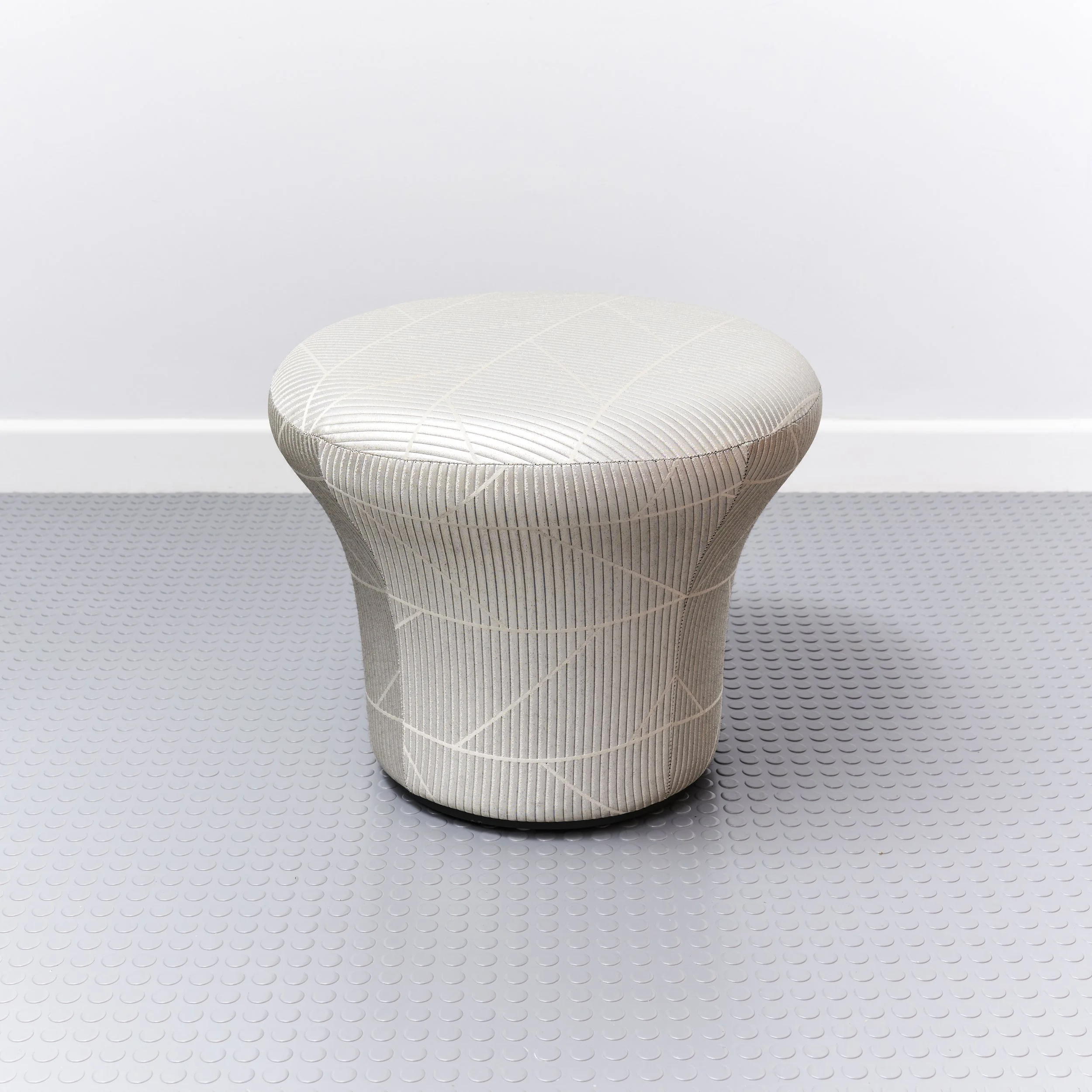 vintage.mushroom.pouf.ottoman.pierre.paulin.artifort.1960.jpg