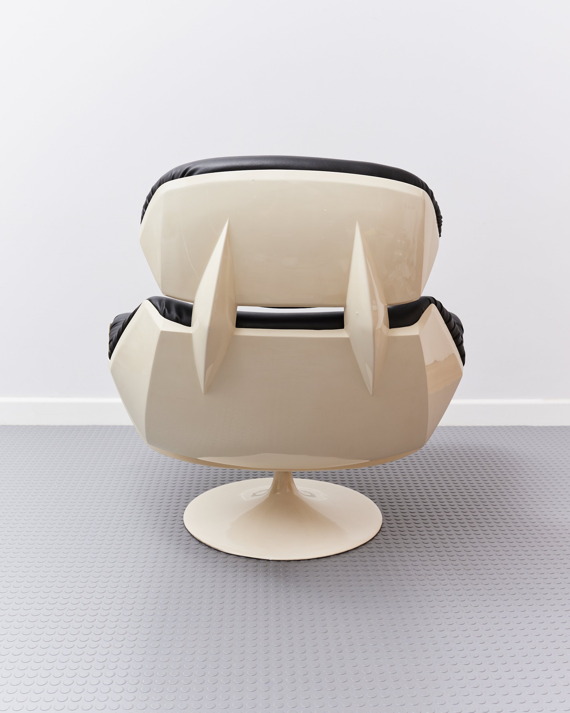 lurashell.swivel.space.age.lounge.chair.glassfibre.leather.1970 2.jpg