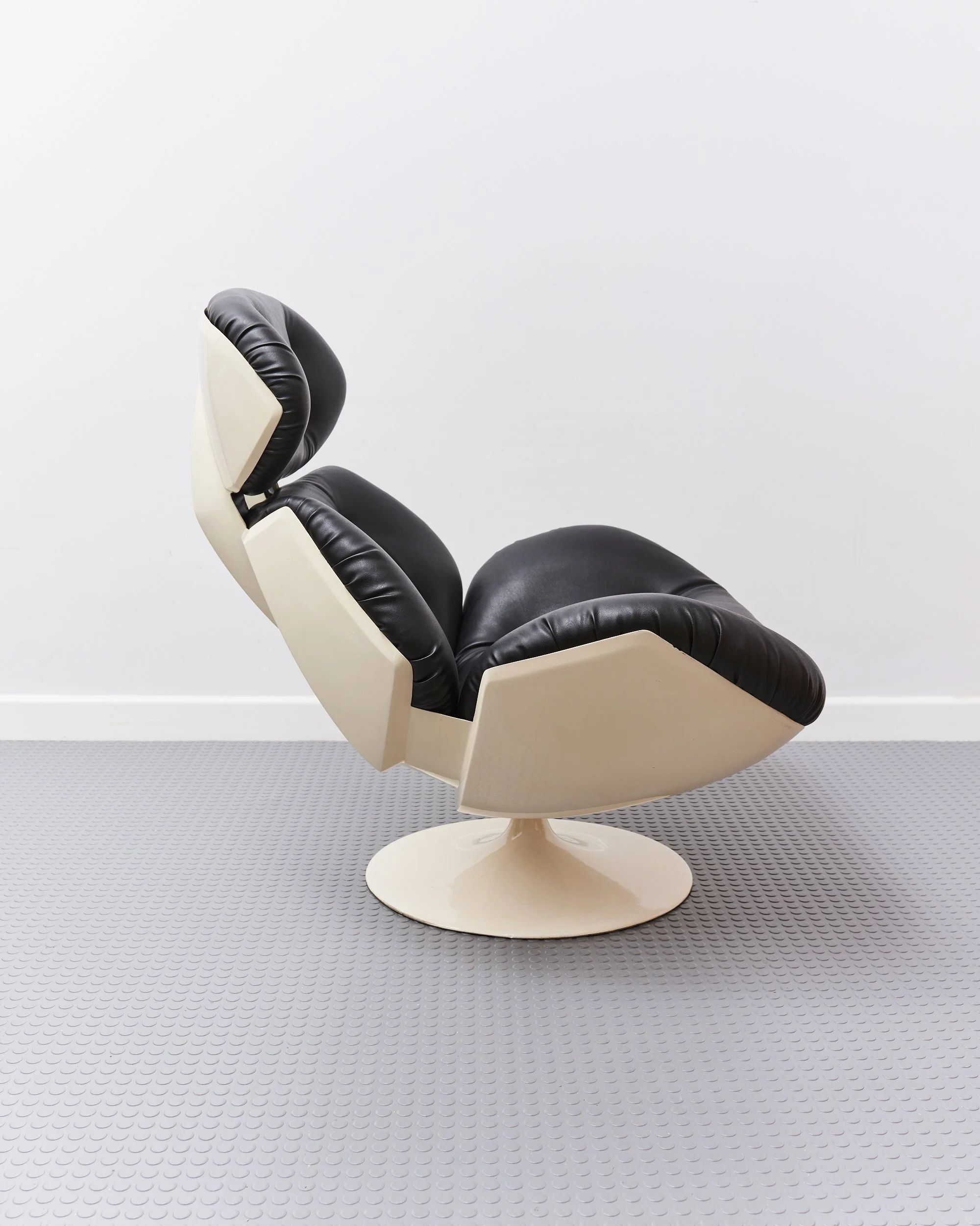 lurashell.swivel.space.age.lounge.chair.glassfibre.leather.1970 4.jpg