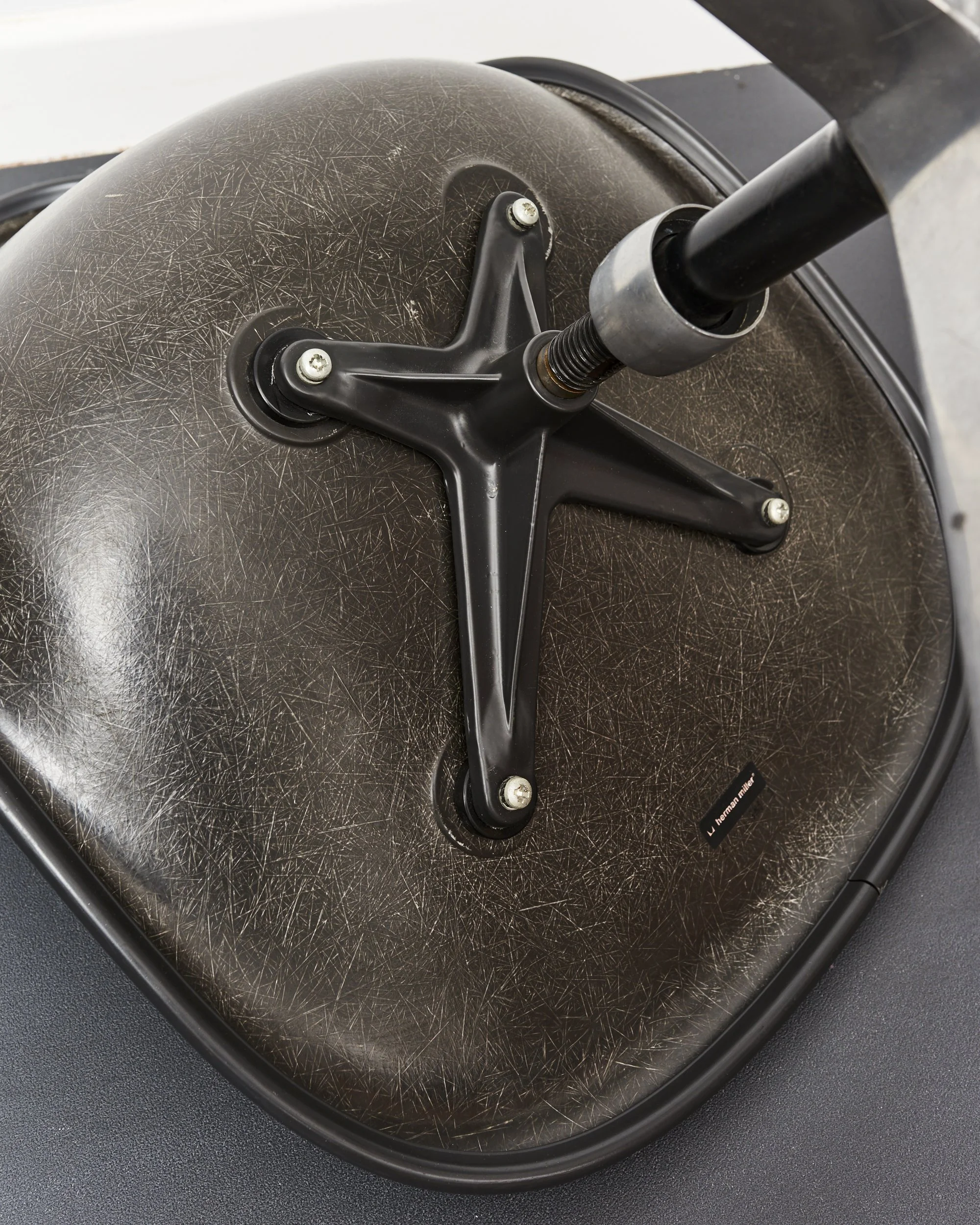 eames.side.shell.office.swivel.chair.pscc.herman.miller.1970 3.jpg