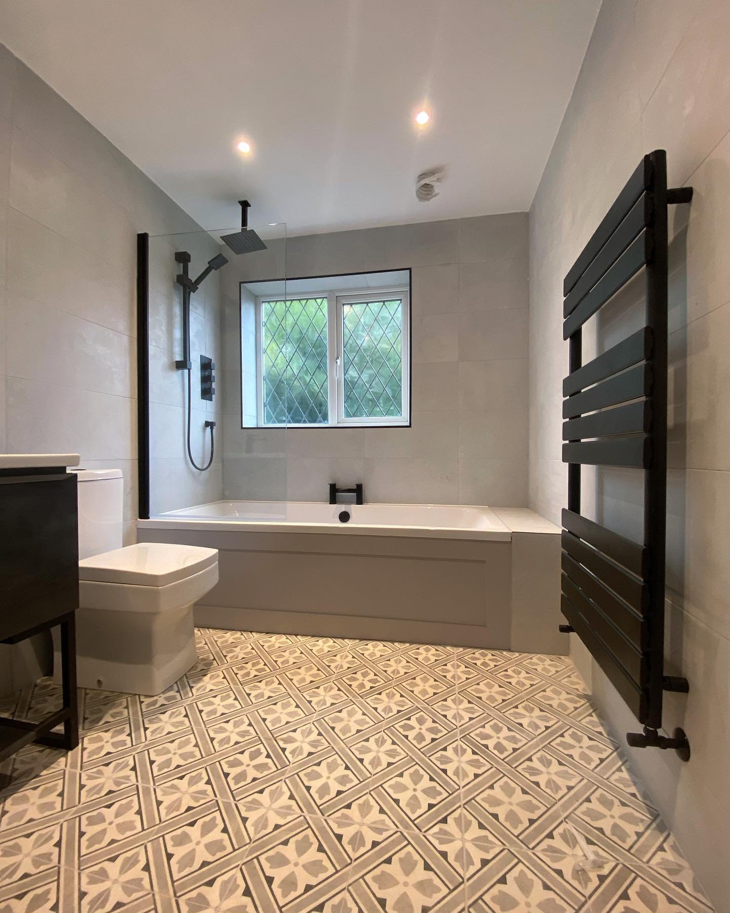 Before &amp; After Bathroom Renovation 🛁➡️✨
 This bathroom has been refreshed with a clean, modern layout and improved functionality. A massive improvement on the original space.

Thinking about renovating your own bathroom?
Contact us today ✉️

#pl