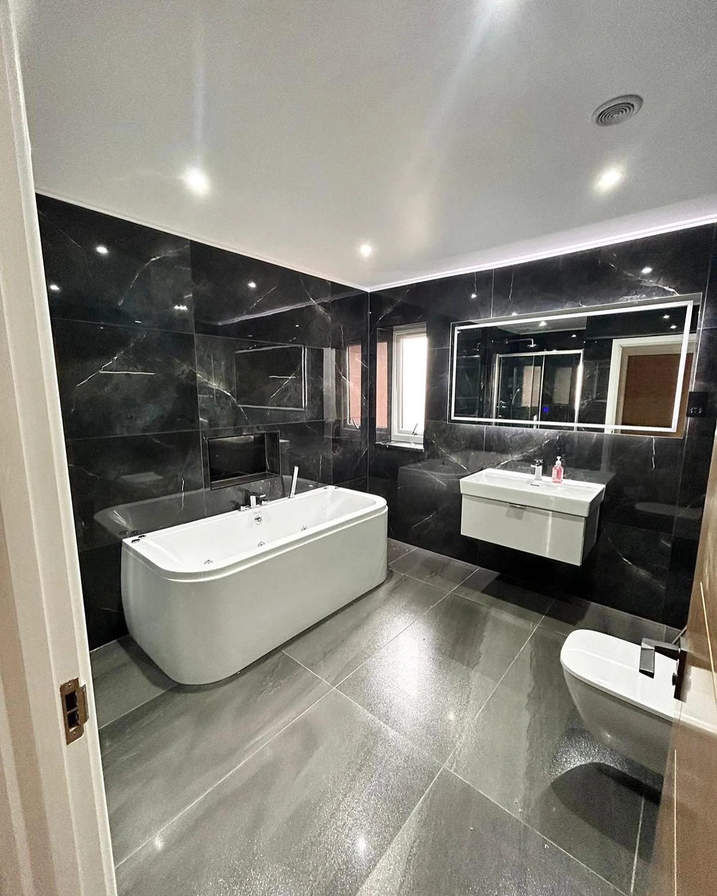 A fresh bathroom upgrade featuring modern fittings, clean tiling and a bright finish!  Simple, functional and stylish - proof that small updates can completely lift a space.

Another happy customer today! 🤩

#modeplumbing #plumberlife #leicesterbusi