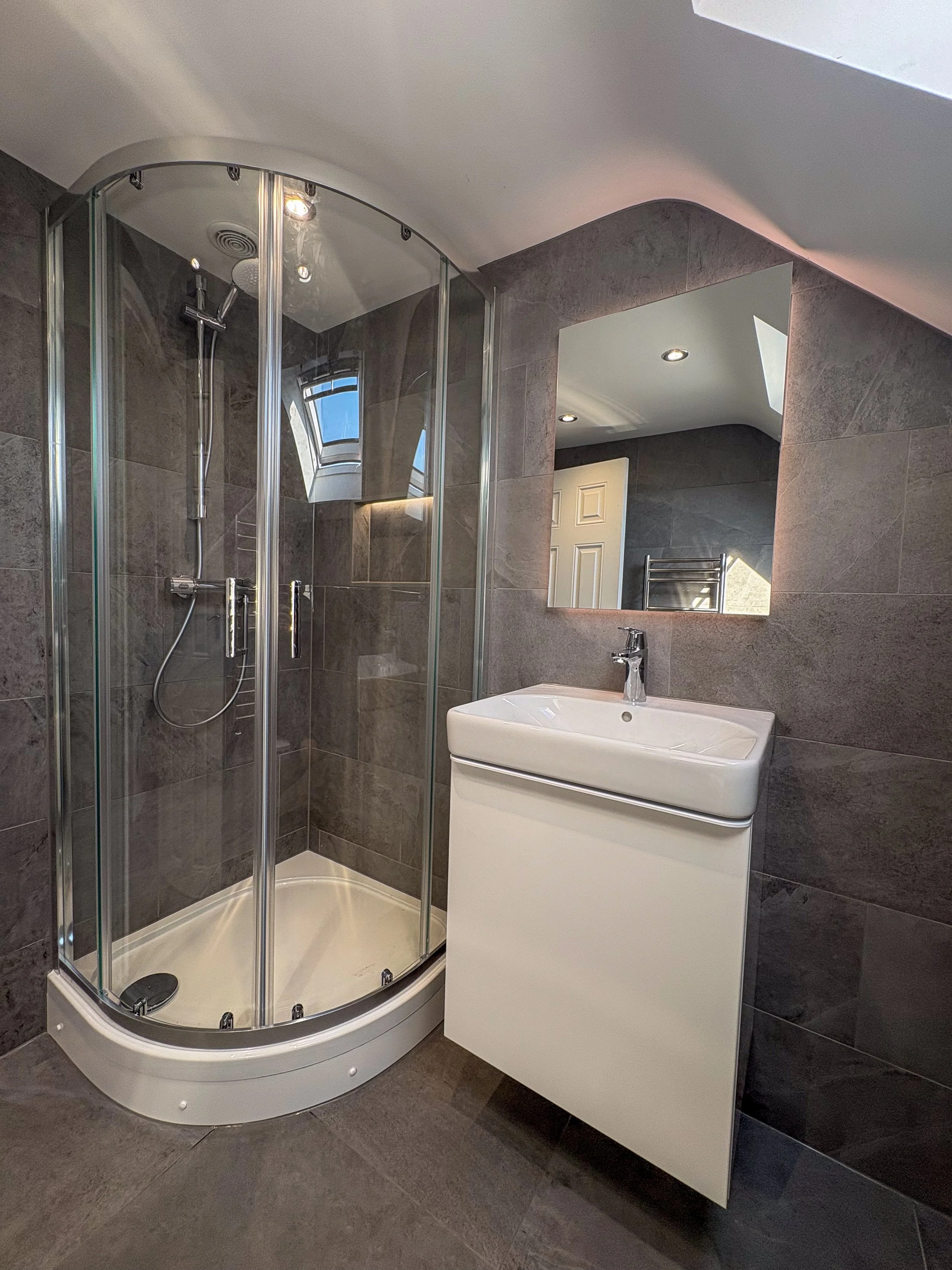 Underfloor Heating in a Bathroom: Electric vs Water-Based Systems