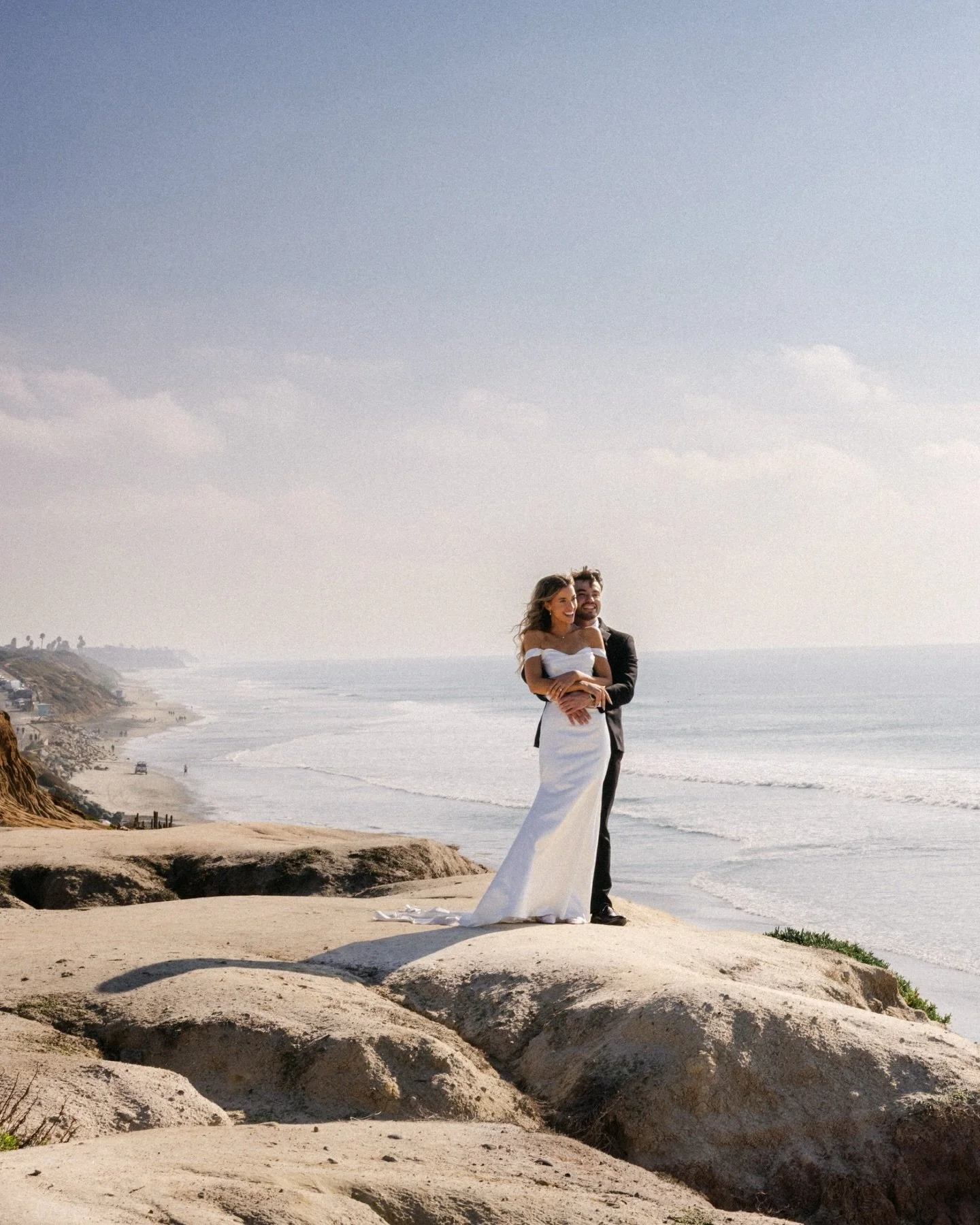 Justin and Alissa&rsquo;s wedding day was nothing short of perfection. 🤍 To have a venue so close to the most incredibly beautiful bluffs was a photographers dream! 

Venue @wedgewood.carlsbadwindmill 
Photographer @bethanyjoy_photography 
Coordinat