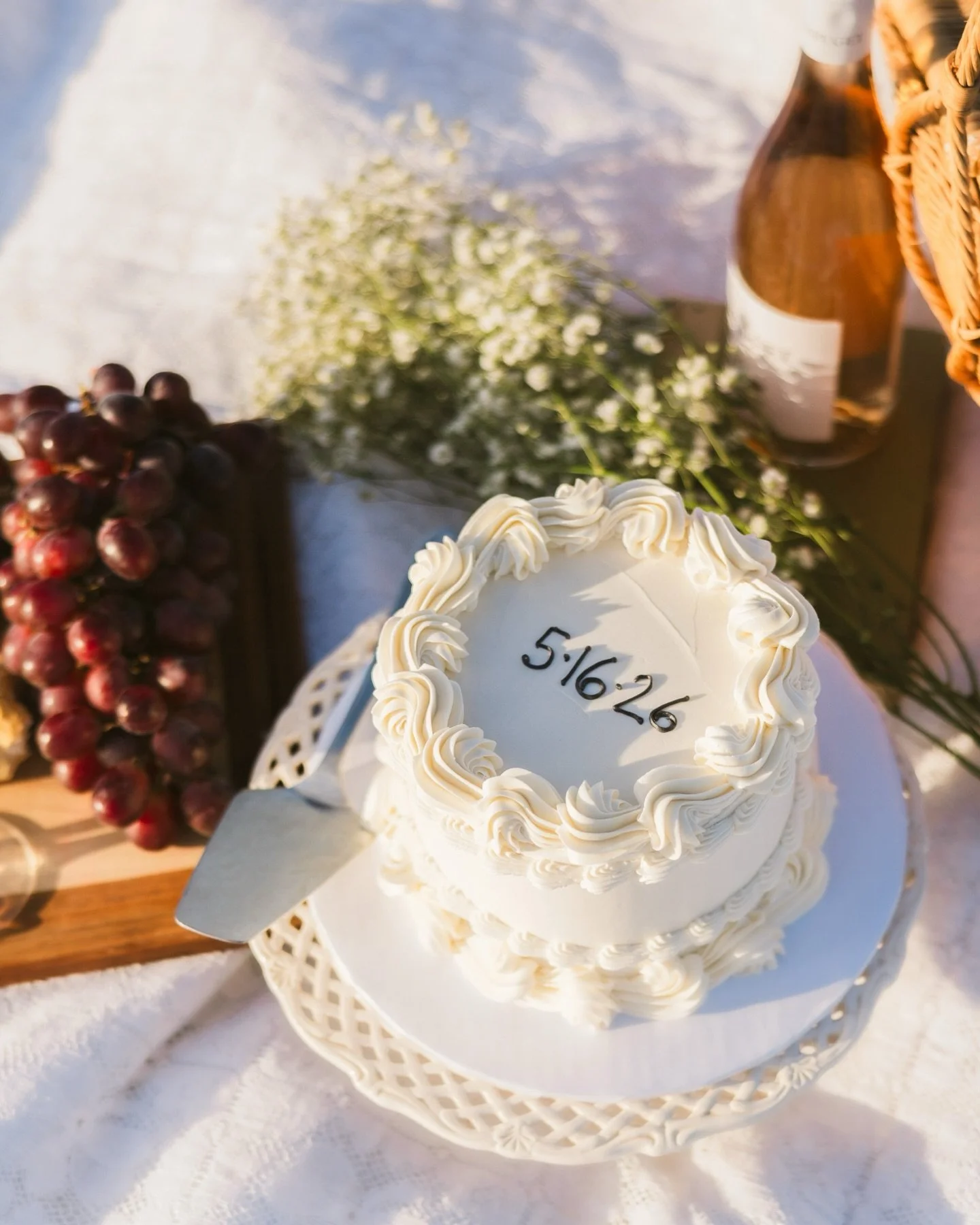 Save the date picnic themed photoshoot 📸🌼

Venue @thebarnbyfernbridge 
Cake @na.talyas_cakes 
Couple @susann_6 @rileyvest6 
Jewelry @humboldtlegacyjewelers
