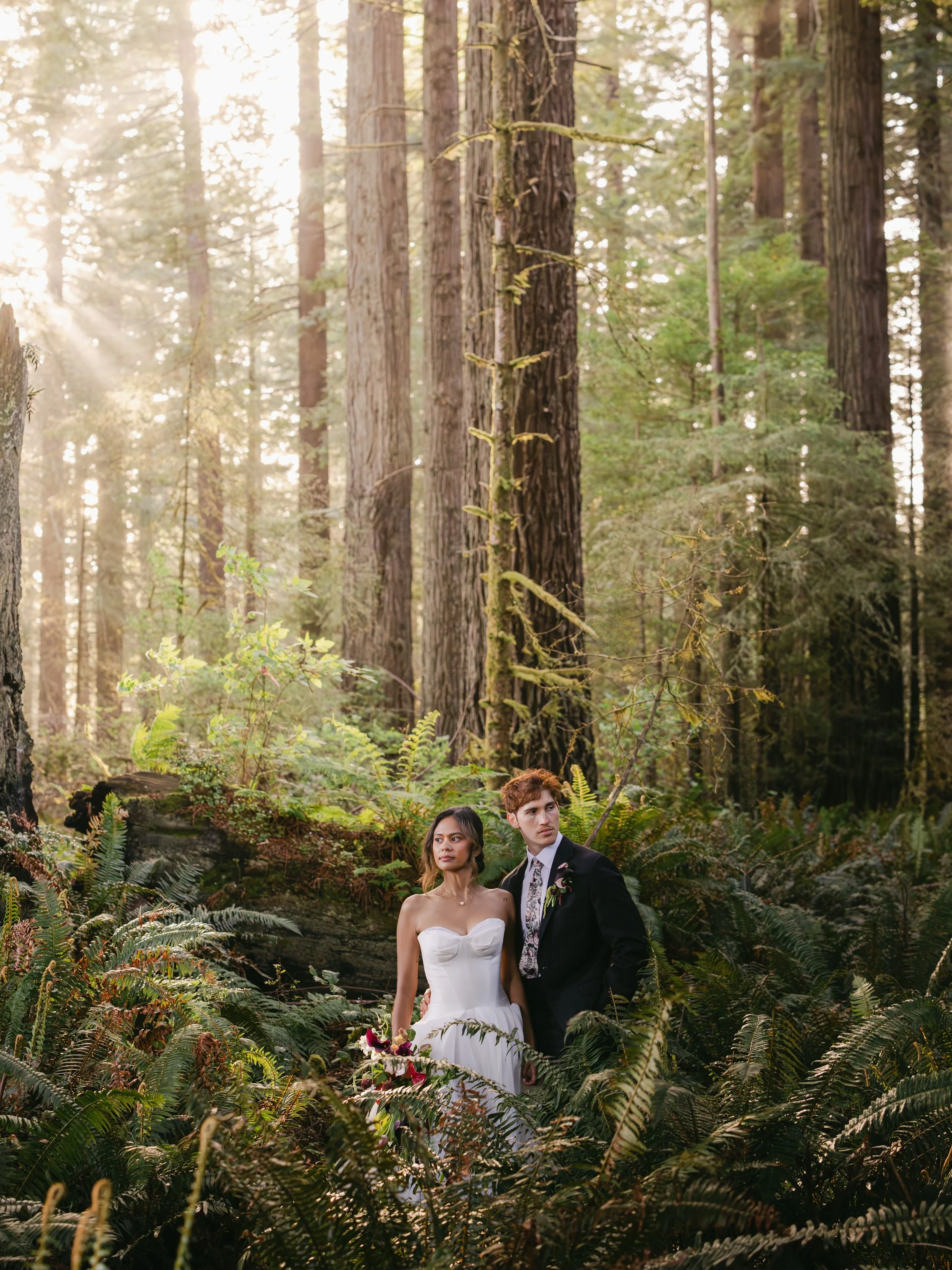Immerse yourself in the redwoods, in the moment, and in the feeling. There&rsquo;s something truly magical about romantic couple portraits beneath these ancient trees. 🌲✨

📍 @ridgefieldweddings Arcata, CA

Photography: @bethanyjoy_photography
Flora