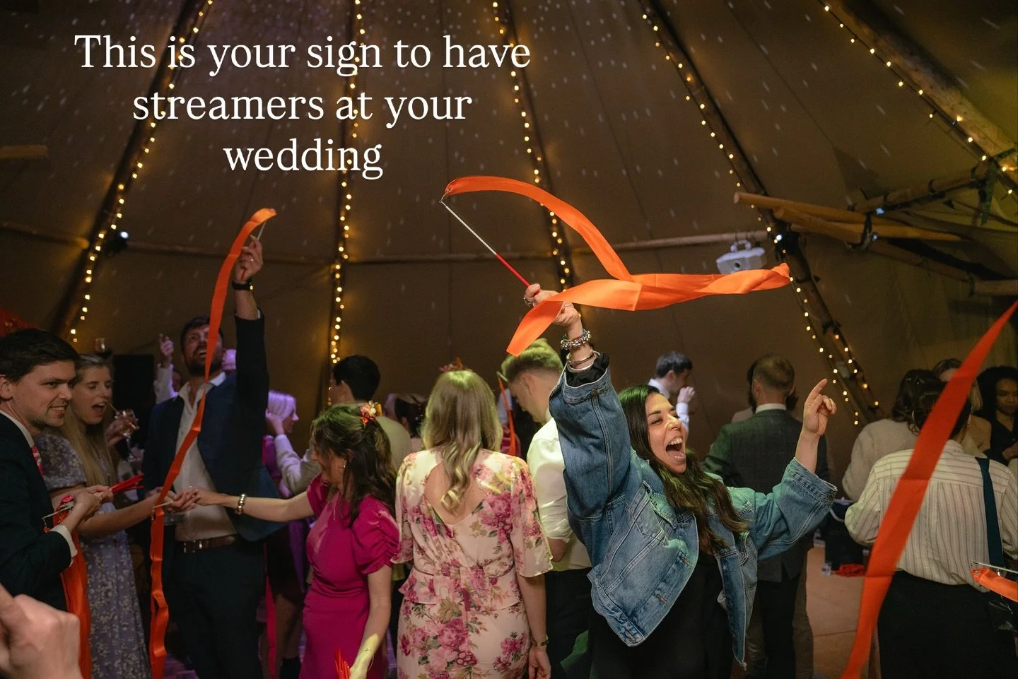 This is your sign to have streamers at your wedding 🩷🧡
This was such a good vibe when the streamers came out at this wedding I photographed recently, everyone immediately went back to being a child writing with a sparkler 🎇 
I would definitely rec