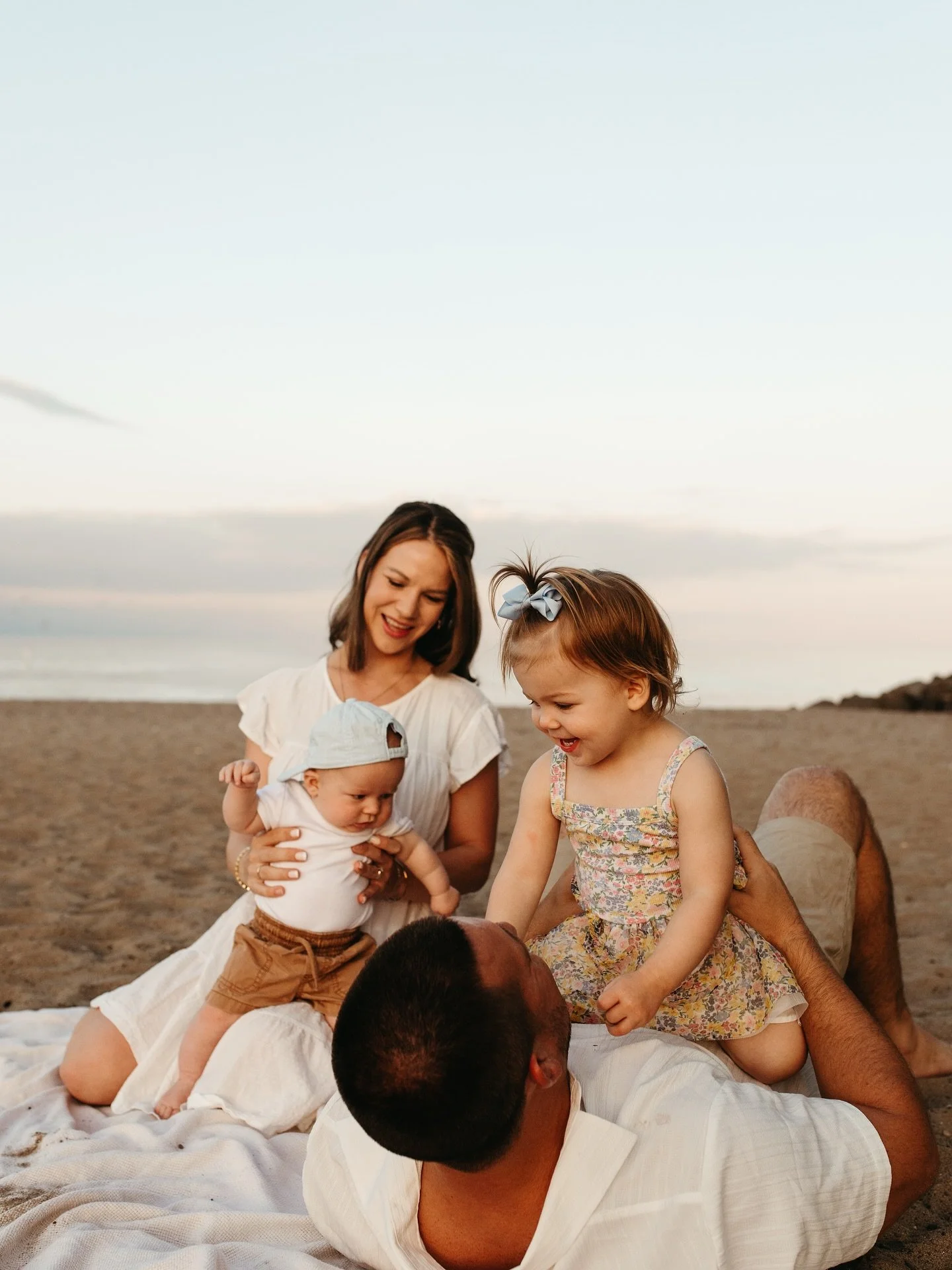 Getting in a few last beach sessions before it's full pumpkin season 🌅

cutie sneaks peeks of Tara &amp; Ross with their littles!