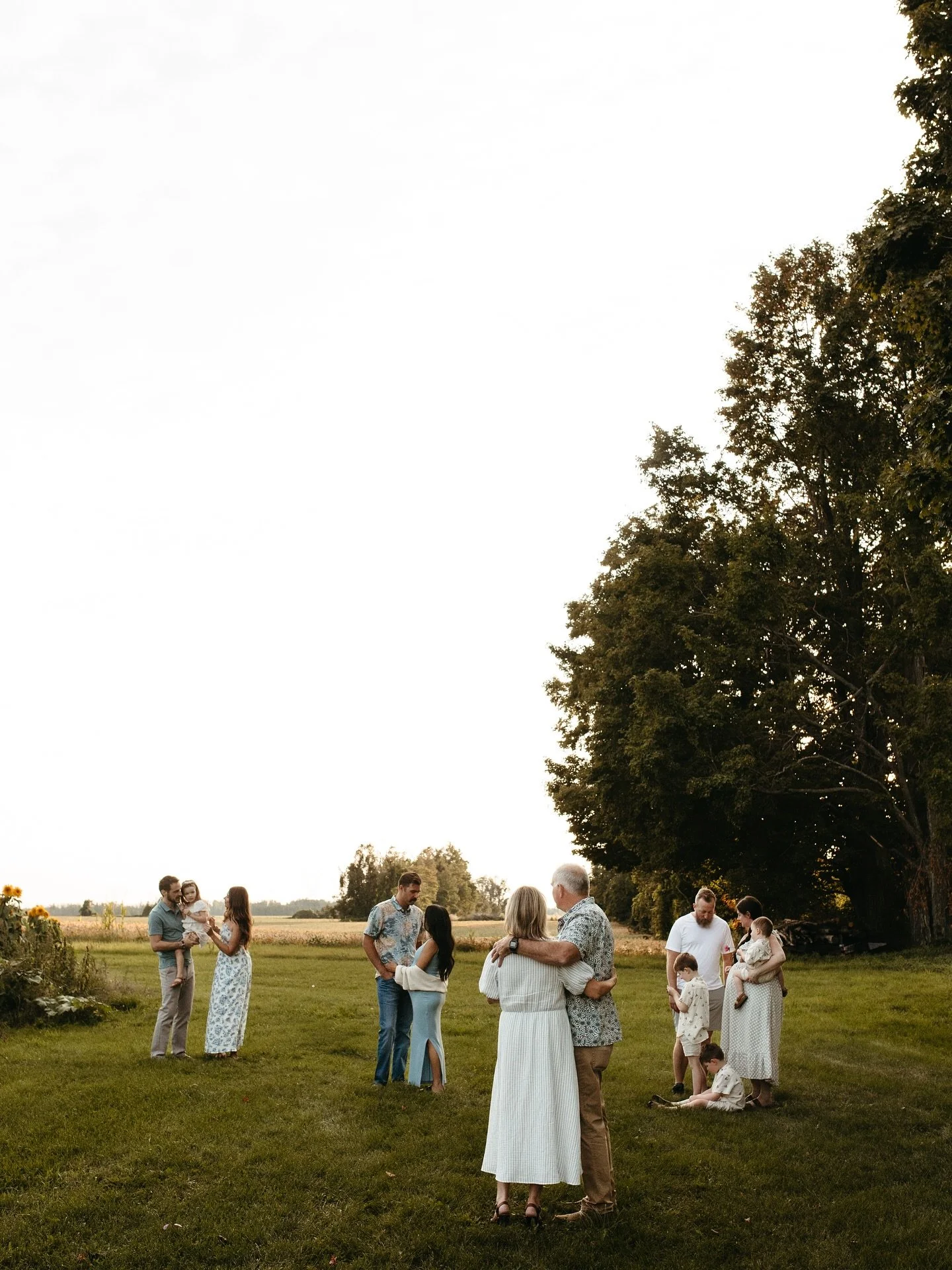 Extended family sessions are quickly becoming a favourite of mine 🥹 

There's something extra special about documenting all the different relationships that are woven between each family individually and as a bunch. Plus watching grandparents just s