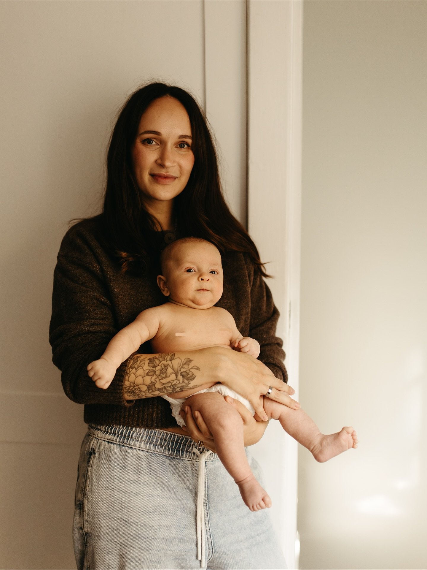 A morning at home with Indiana, Mom &amp; Dad. Quiet snuggles &amp; rolls are the ideal way I like to start my mornings ✨

In home sessions are on the rise &amp; im not mad about it. Cozy mornings documenting you &amp; your family in your space is pu