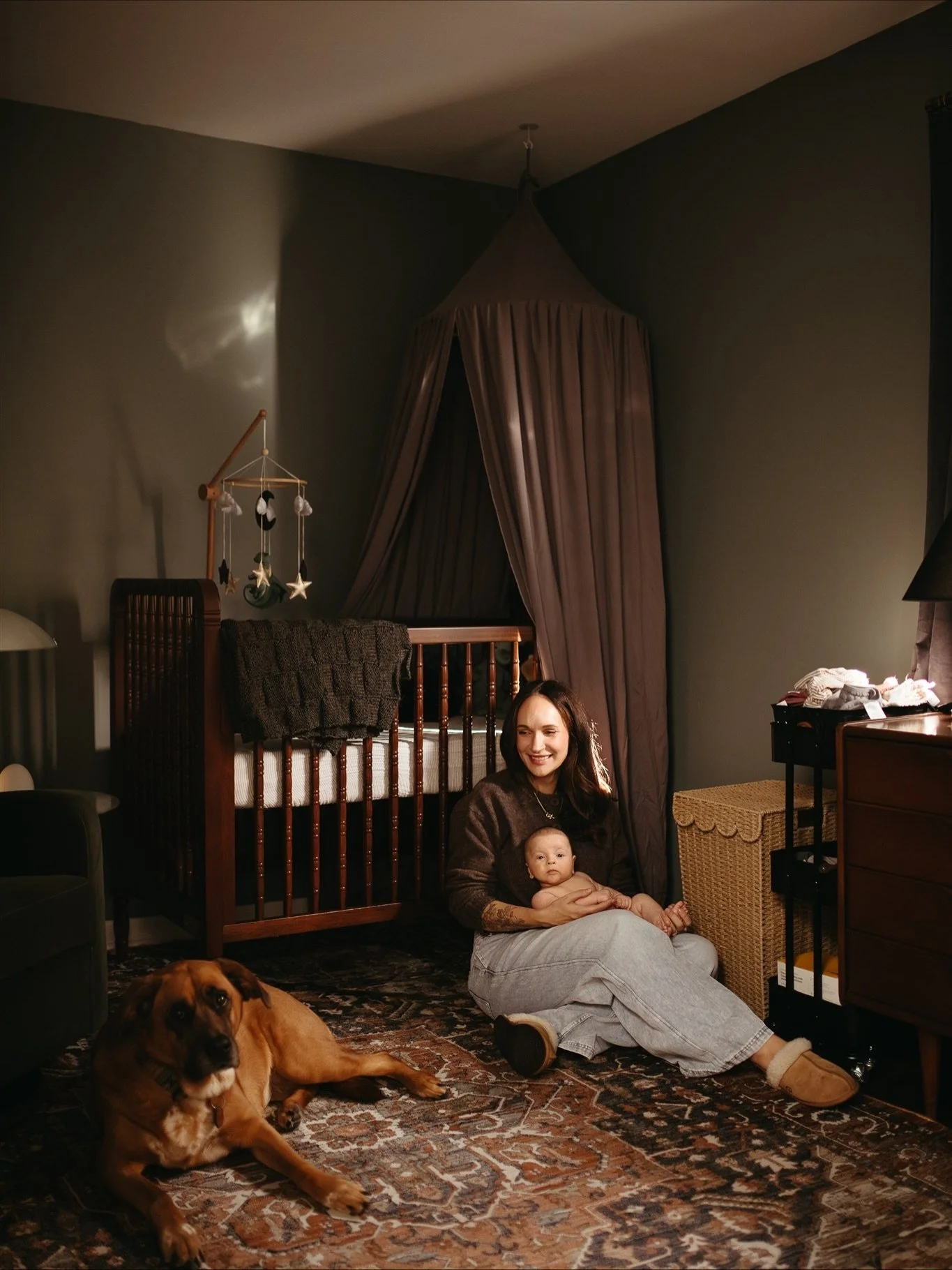 If your nursery has Harry Potter touches in it, the universe wants me to do your newborn session 🤝🏼 

Obsessed with this moody nursery for Indiana, also obsessed with his rolls!!