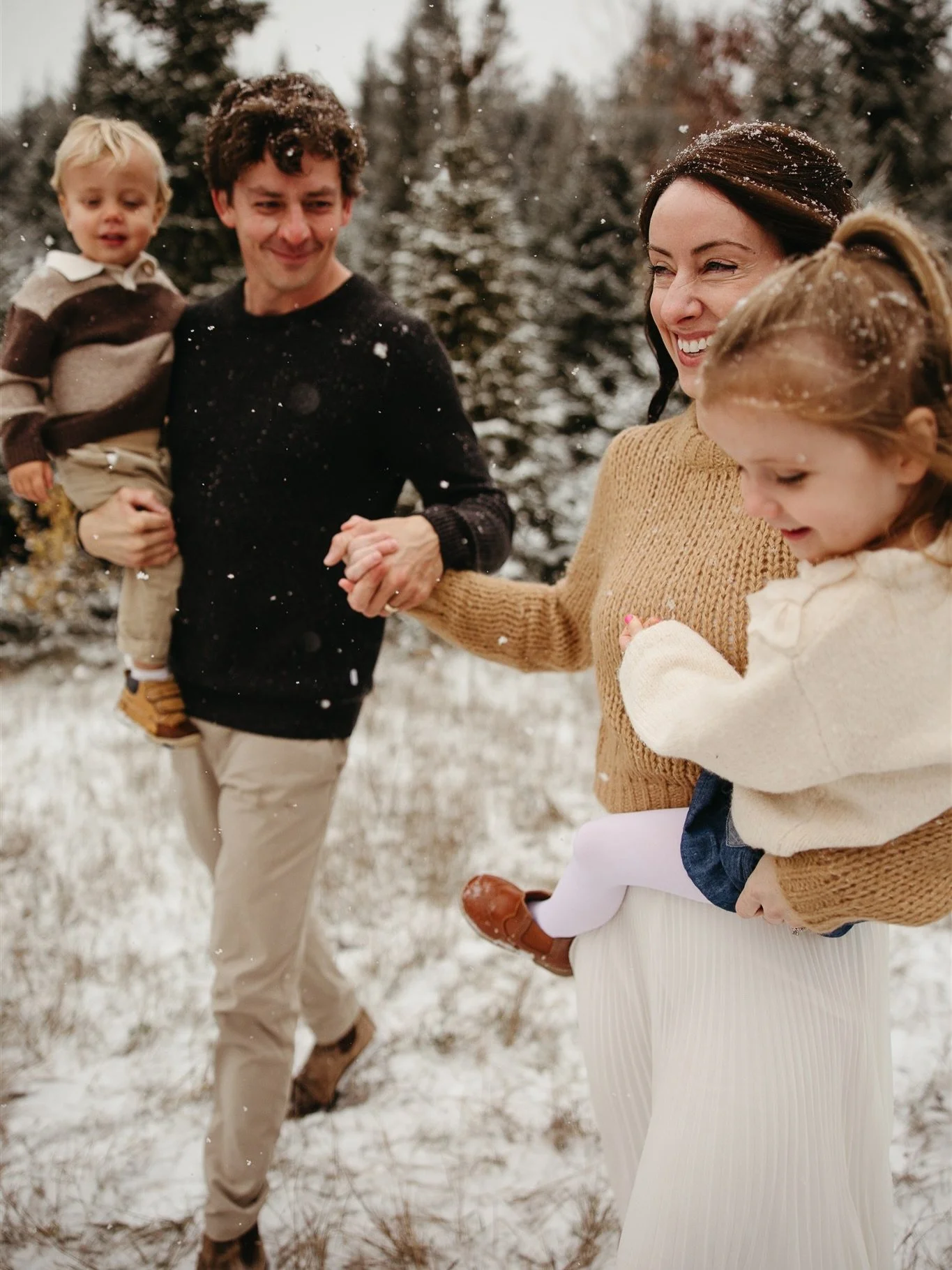 It's been so busy I haven't shared any tree farm minis on my feed yet!! The perfect little snow fall for this day, so grateful for all the families that came out! 🌲❄️🤍