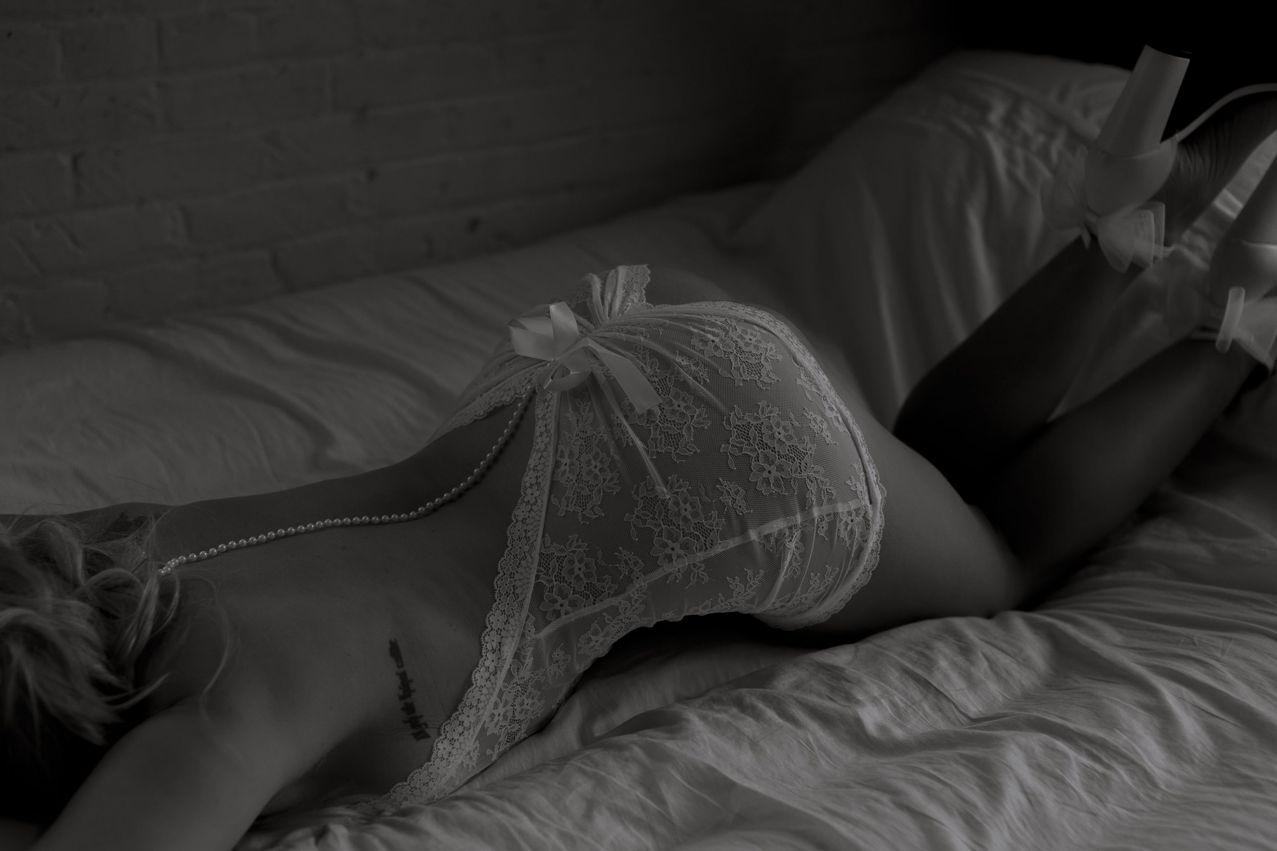 Winnipeg boudoir photography empowering photography sessions body-positive photoshoots in Winnipeg Luxury Winnipeg boudoir photographer