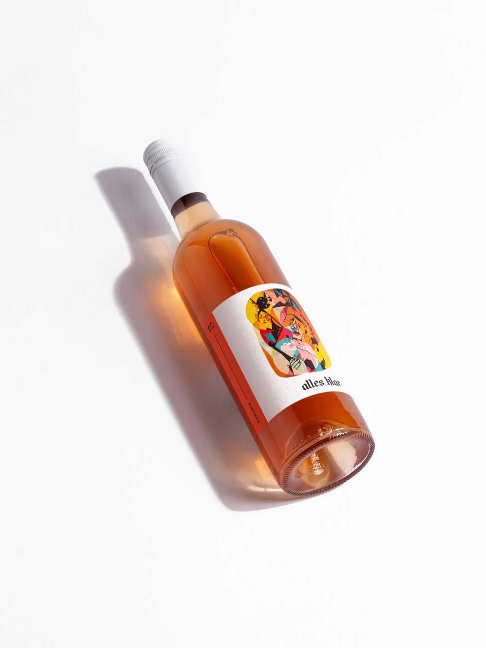A single bottle of Alles Klar Dudelsack 2023, a skin contact white, is shown lying diagonally on a white surface, casting a soft shadow to its left.