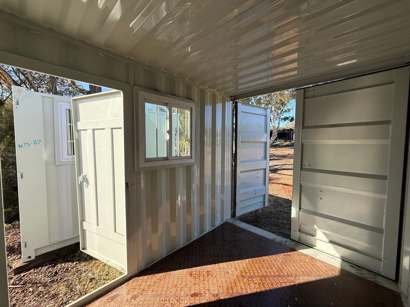 Need extra space on site? We have a 10ft and an 8ft shipping container/site office that is versatile, durable and secure 🔐 Use them as portable offices, storage sheds or mobile site solutions.
Price on request — enquire now before they’r