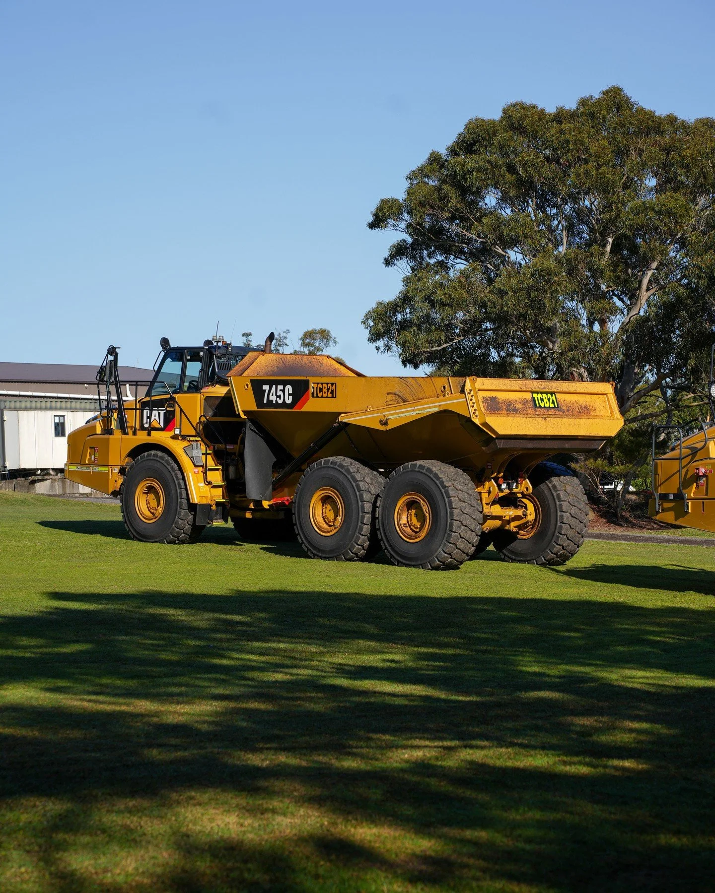 Looking for a reliable dump truck that&rsquo;s work-ready? The 2017 Cat 745C has all the extras: audible in-cab &amp; body raise alarms, night-shift lighting, a door alarm, isolators and more 🔦 This unit has been regularly serviced and comes with a 