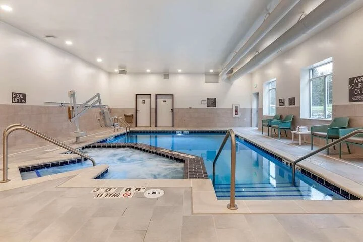comfort suite_pool.jpg