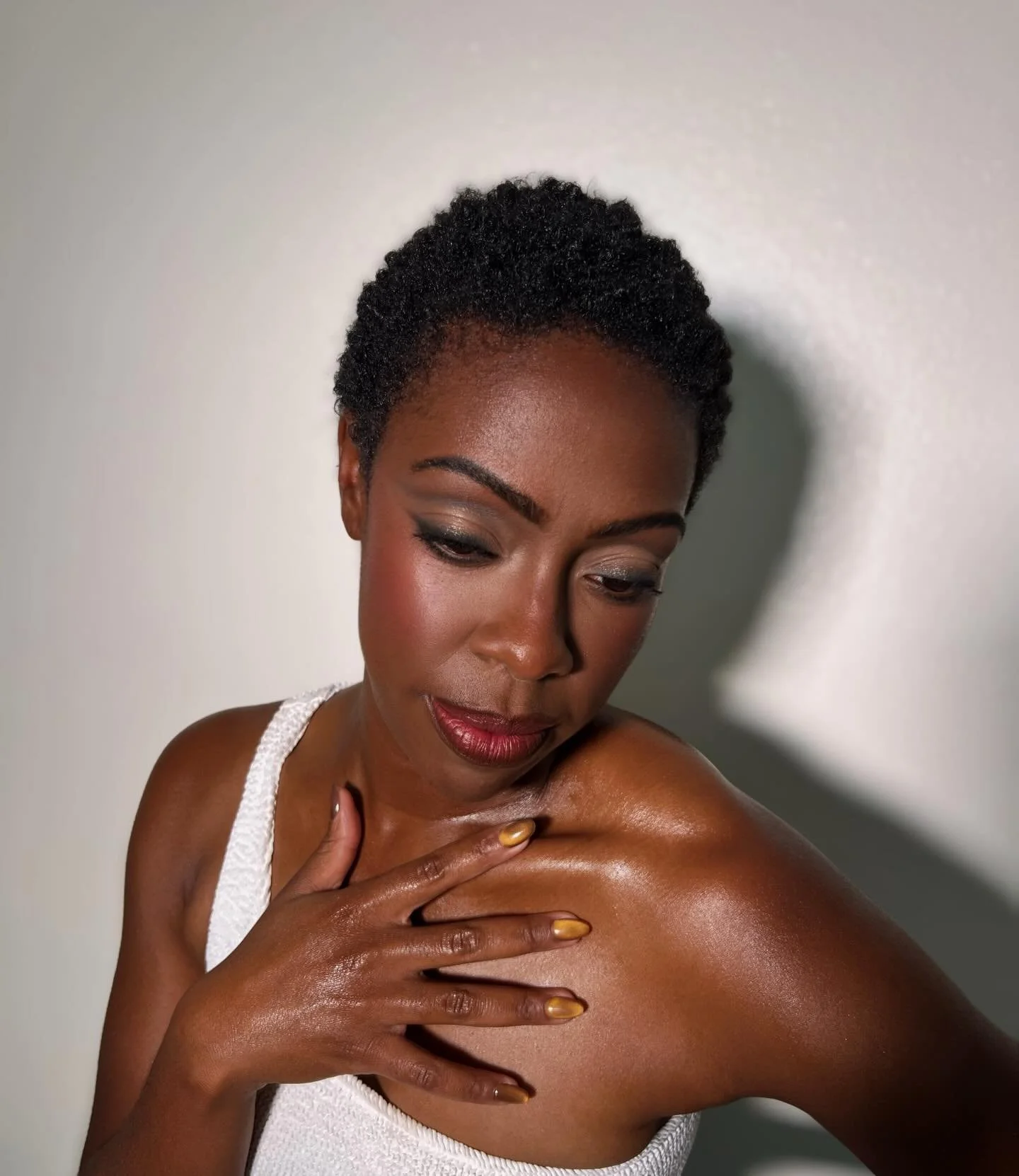 💋Cranberry kiss + winter taupe 

My client wanted something graphic, natural and lil glam for her event. 

Book your next makeup and hair app with me 
Dm for inquiry 

#losangelesmakeupartist