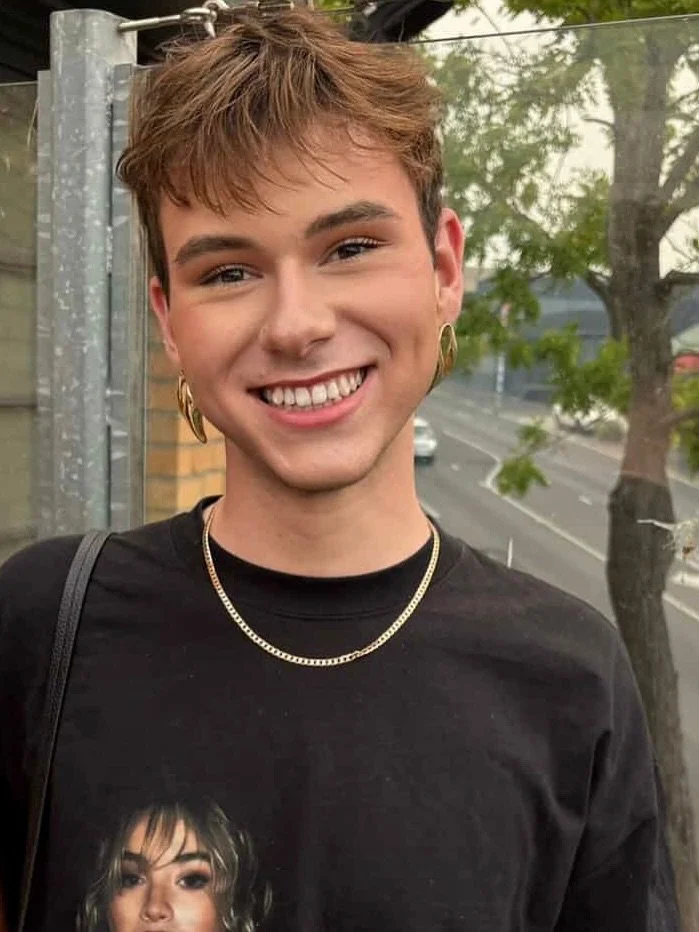 Everyone say hello to the newest member of our Haus fam, Caleb 💙🩷⭐️ Caleb&rsquo;s joining us as a 3rd Year Apprentice, with amazing blow waving skills, and a head massage to die for. Make sure you give him a follow @caleb.themanecolourhaus 
We are 