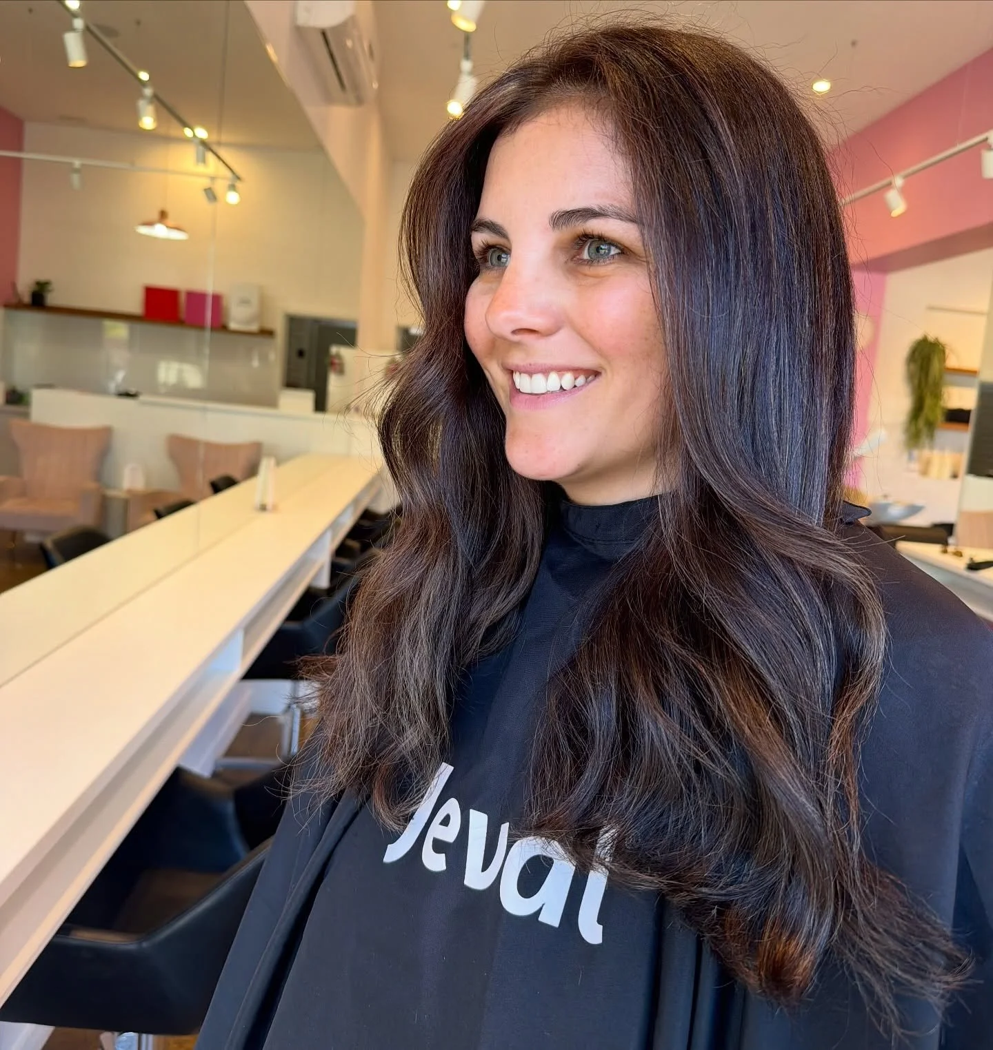 Rich money brunette, subtle highlights &amp; a nice smooth blow wave with a little bit of movement 😍