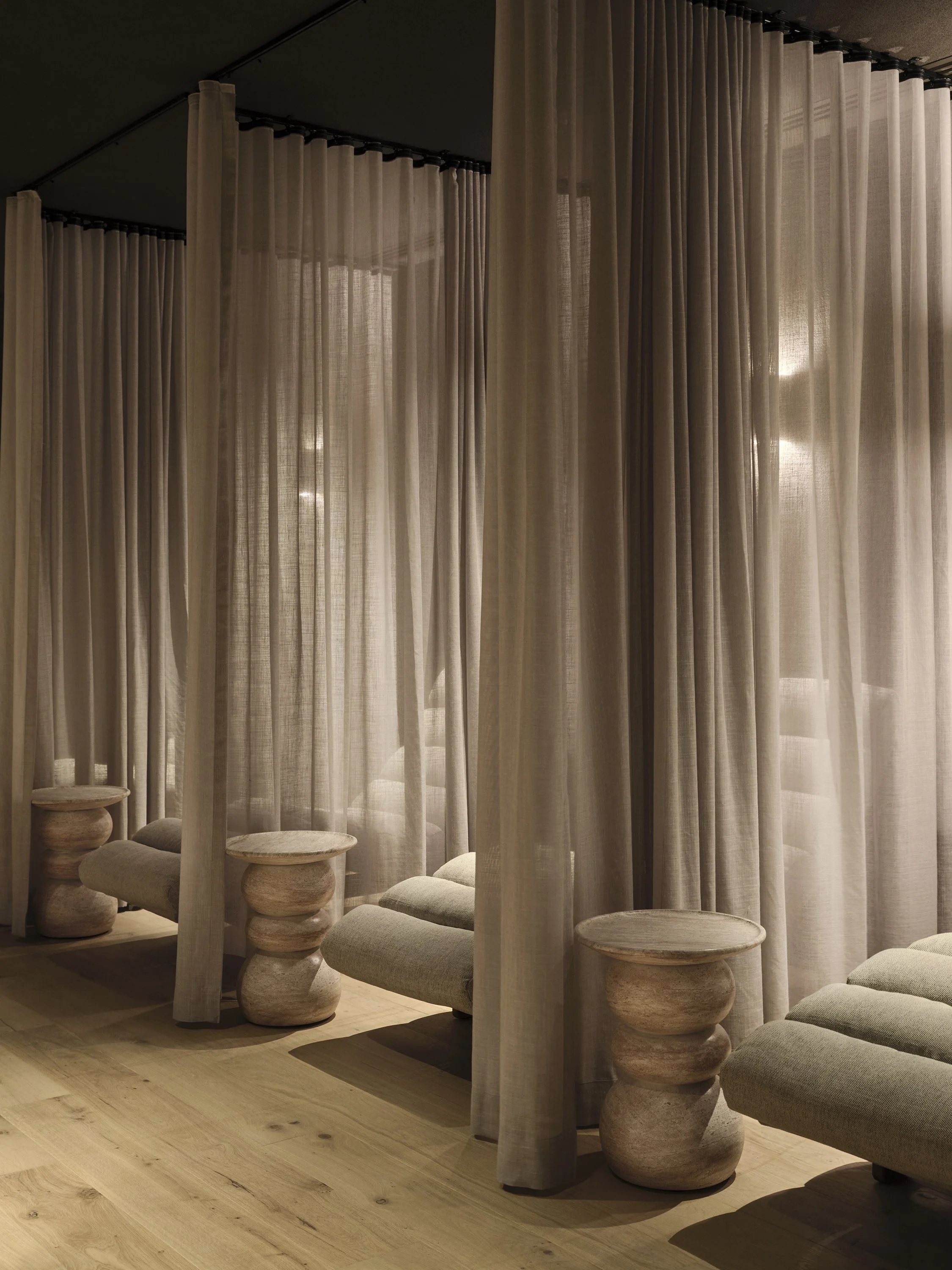 High-end dry recovery space with Normatech and soft curtains