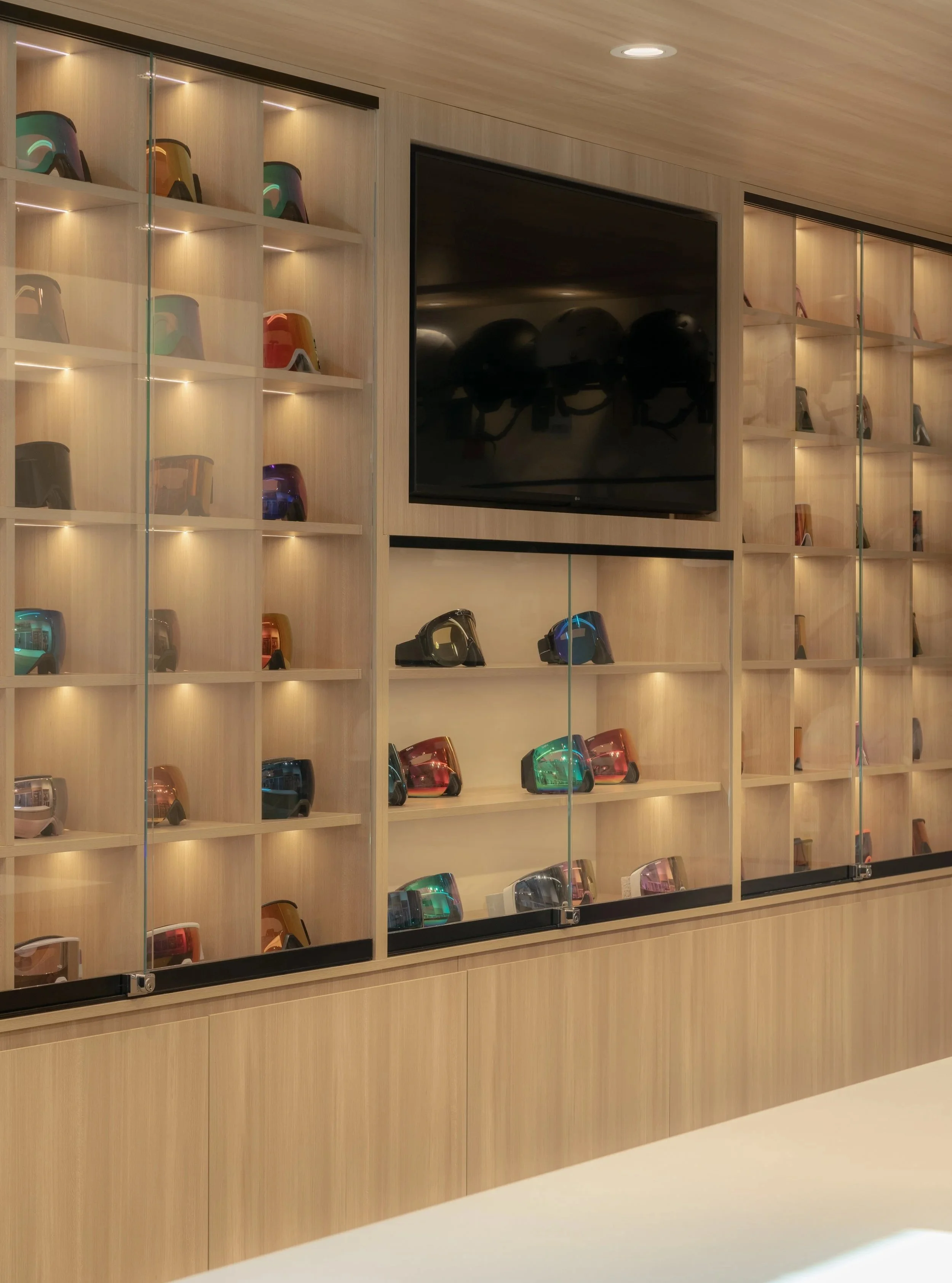 Interactive goggle bar allowing customers to test lens technology