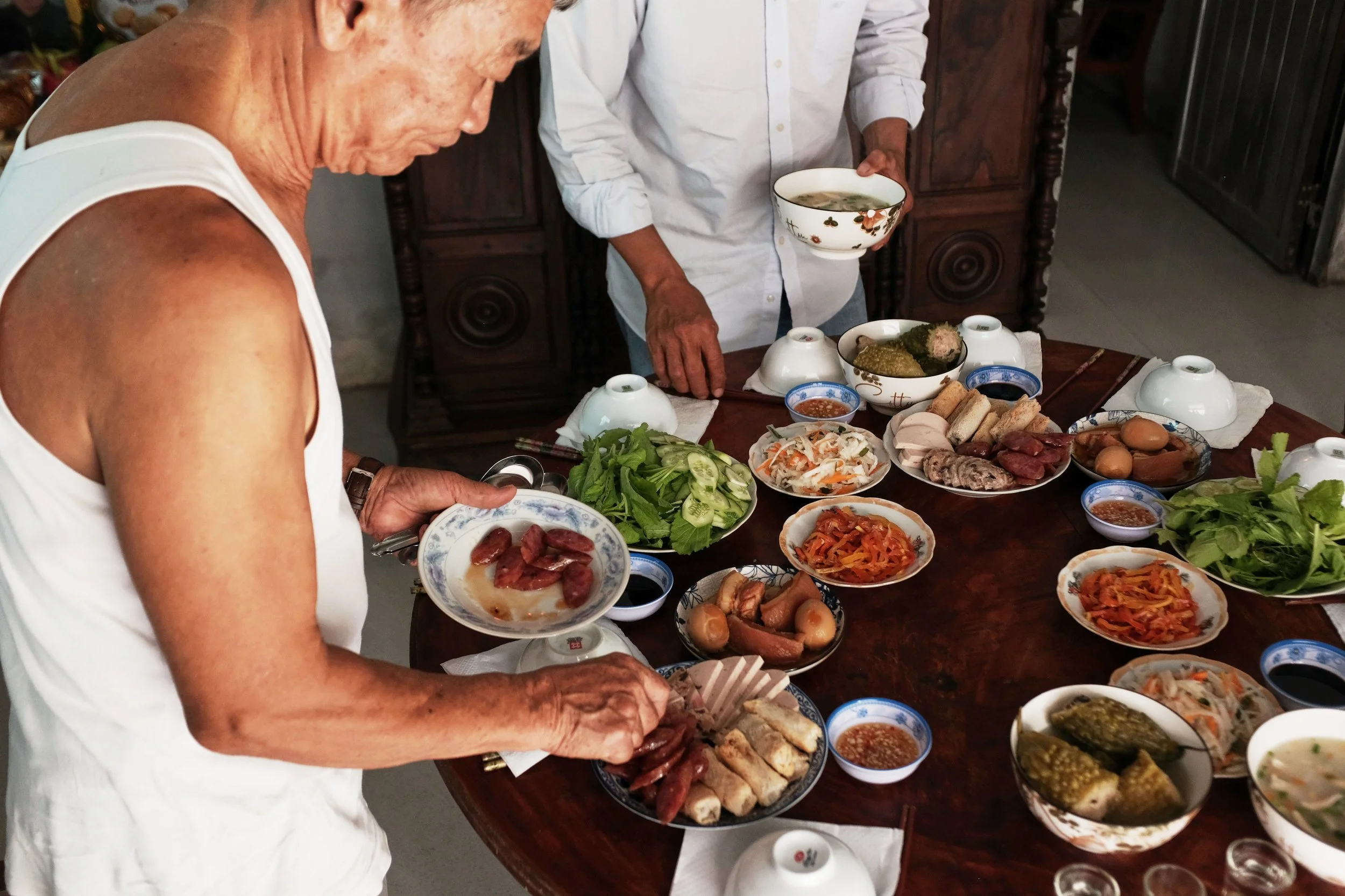 Anthropology of "Mời"