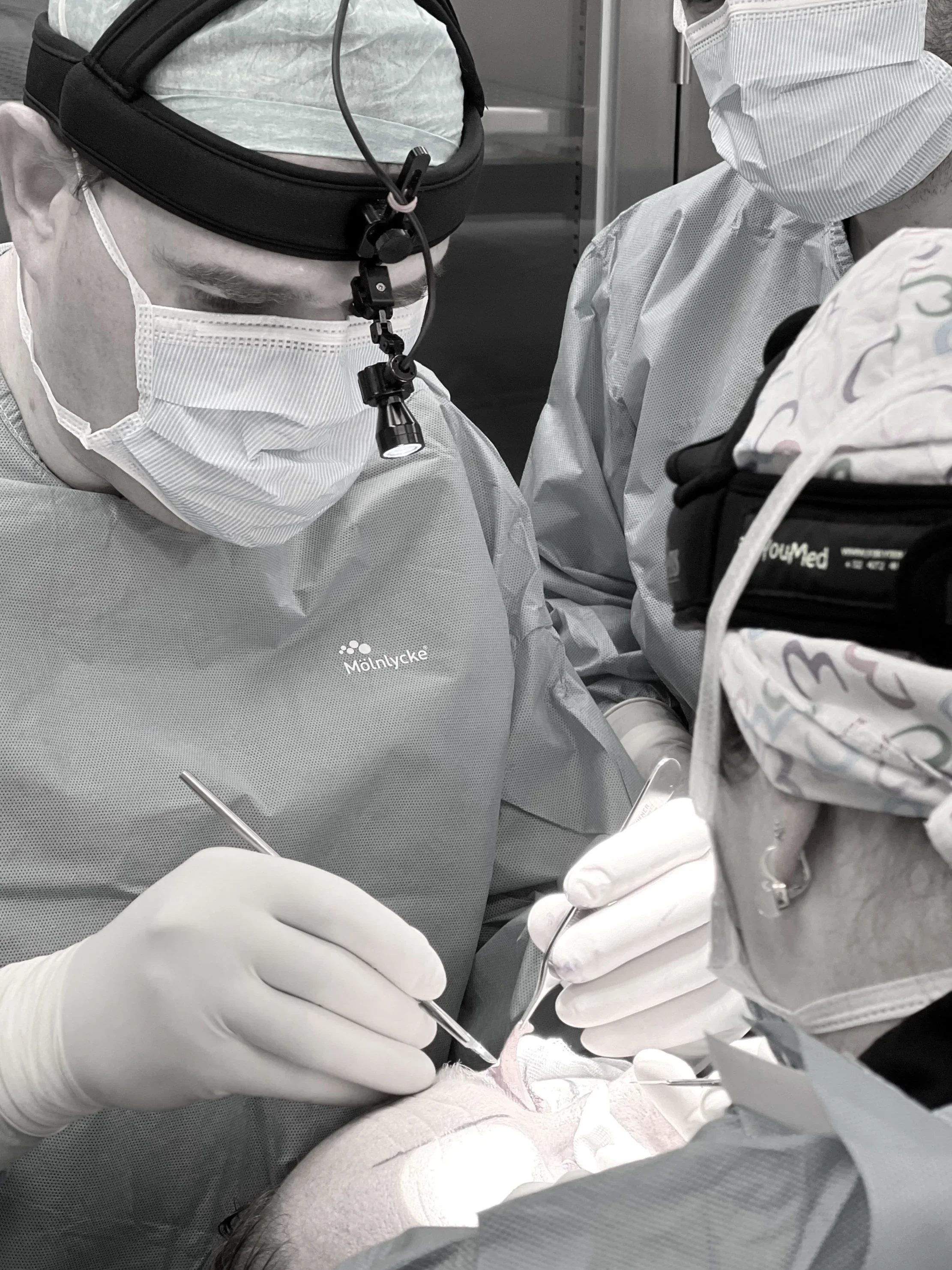 Dr. Bob Vermeulen en Dr. Michelle Ryx werken samen tijdens een borstreconstructie.