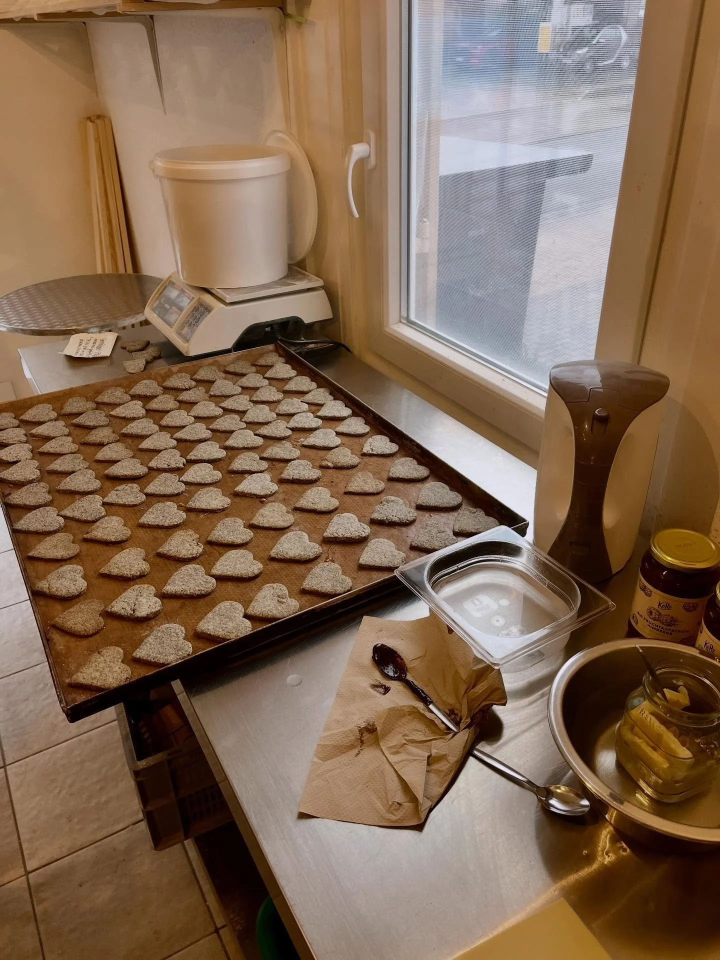 Ein harmlos aussehender Einblick in die f&uuml;r unsere Verh&auml;ltnisse riesige Pl&auml;tzchenproduktion 🤩 Alle mit Sauerteig. #latergram #sauerteigliebe #weihnachtsgeb&auml;ck