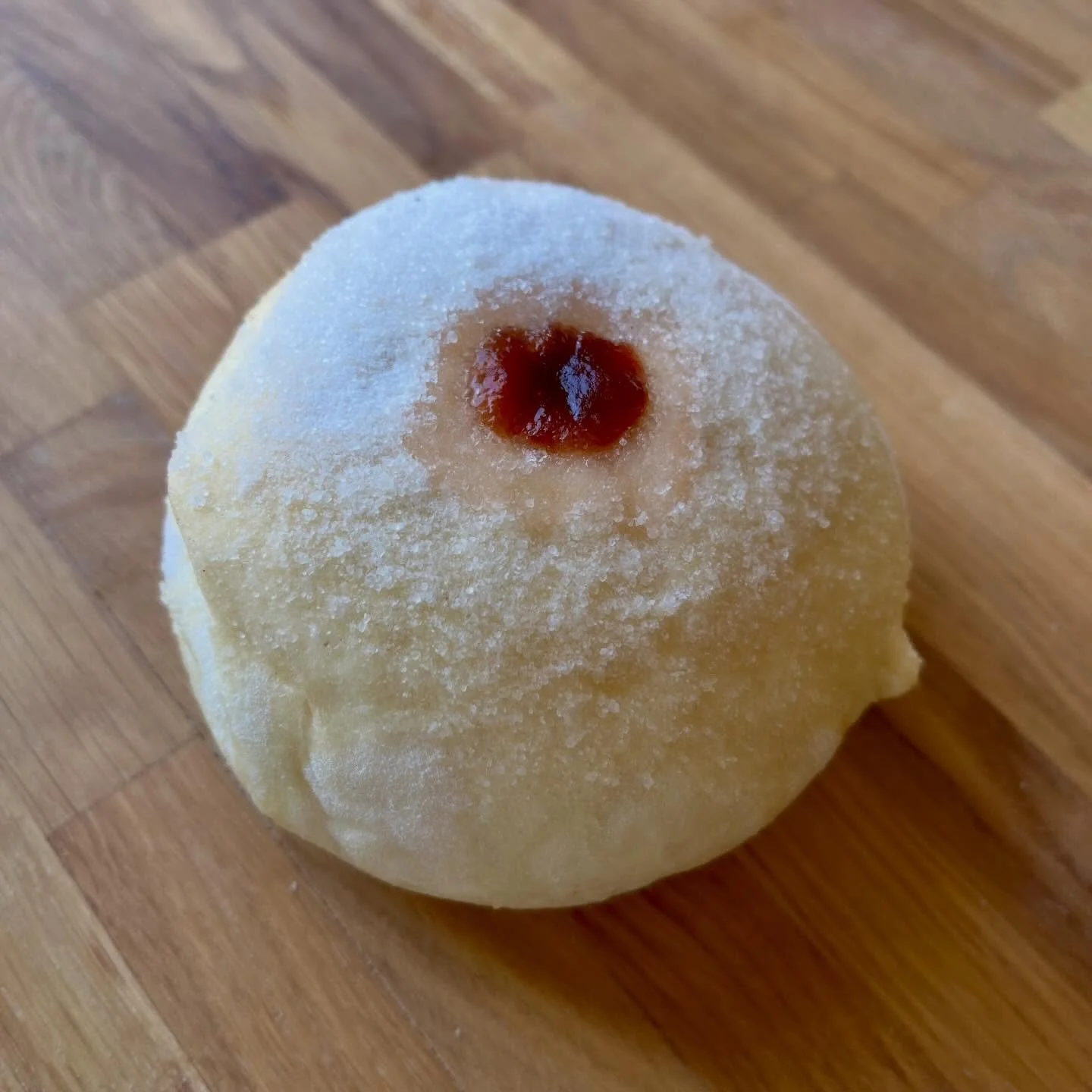 Diese Woche schon fast ausverkauft: Der Narrenbun. Ofenkreppel aus franz&ouml;sischen Patisseriemehl, mit Erdbeere Bio Fruchtaufstrich gef&uuml;llt. Dadurch, dass er nicht in &Ouml;l gebacken wird, ist er etwas leichter als ein Kreppel. Luftig-s&uuml