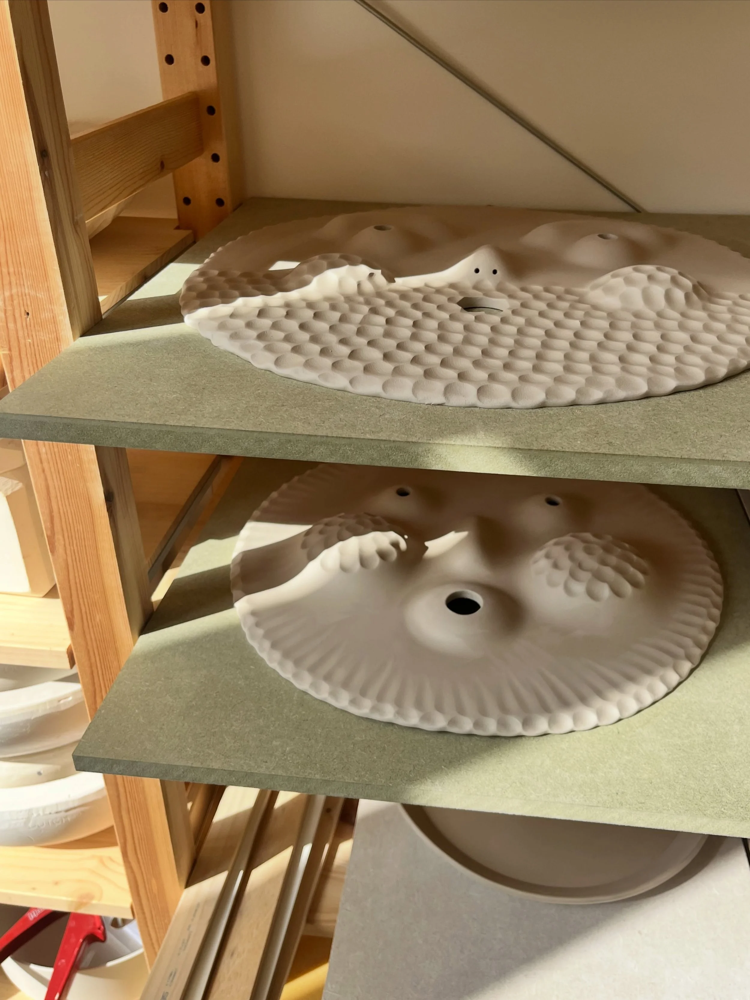 Grosse p&eacute;riode de production &agrave; l&rsquo;atelier !

. commande pour New York City (particuliers)
. collection pour @wayne.brussels 
. commande pour @bommaflora 
. assiettes pour @gh_ferreira 

#ceramics #brussels #ceramicart #clay #collec