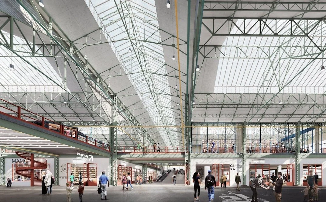 Une grande halle avec un toit en verre, des structures métalliques et des espaces d'exposition ou de vente au rez-de-chaussée, avec des passants et des personnes qui se déplacent.