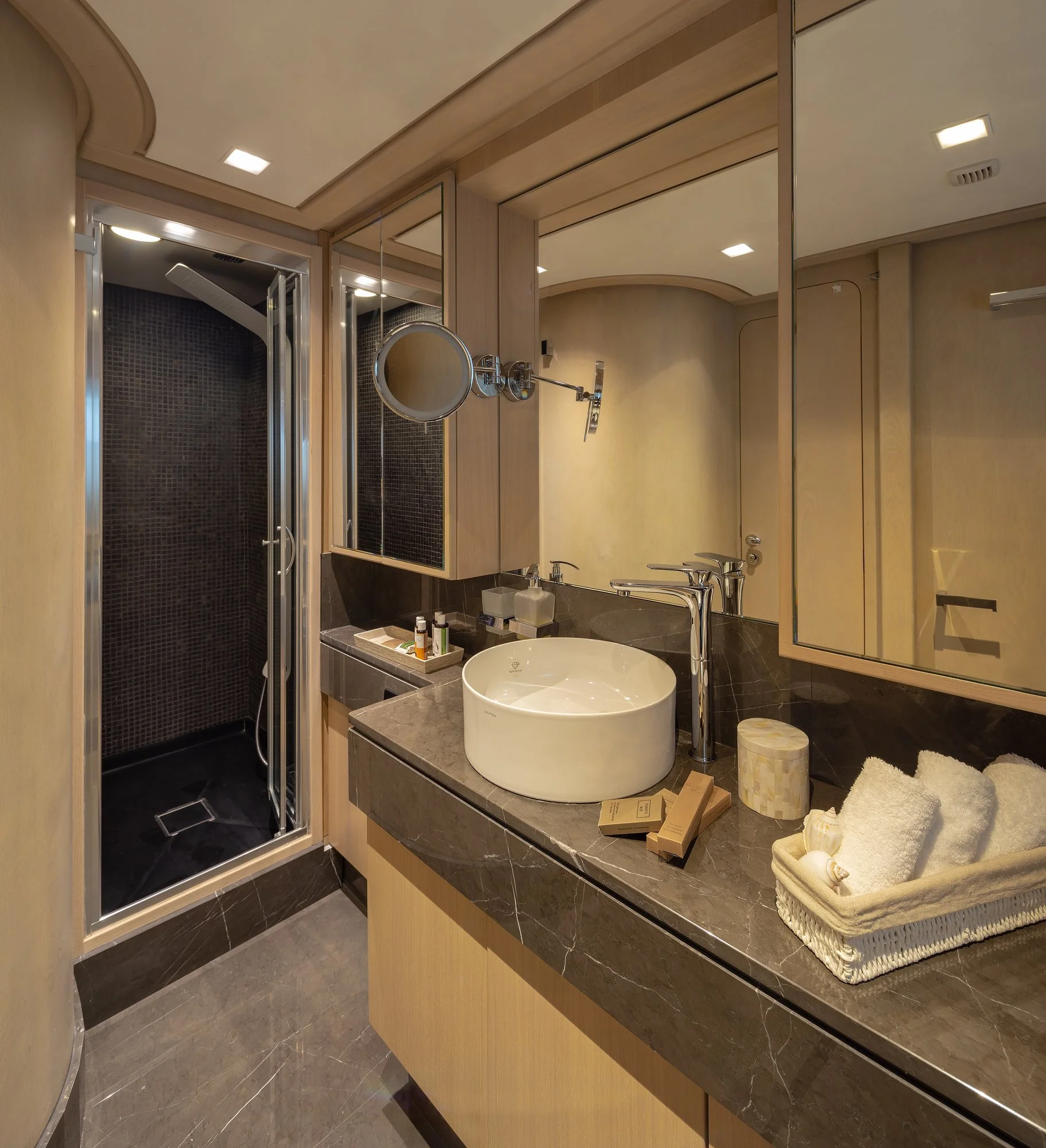 7687 MASTER BATHROOM.jpg