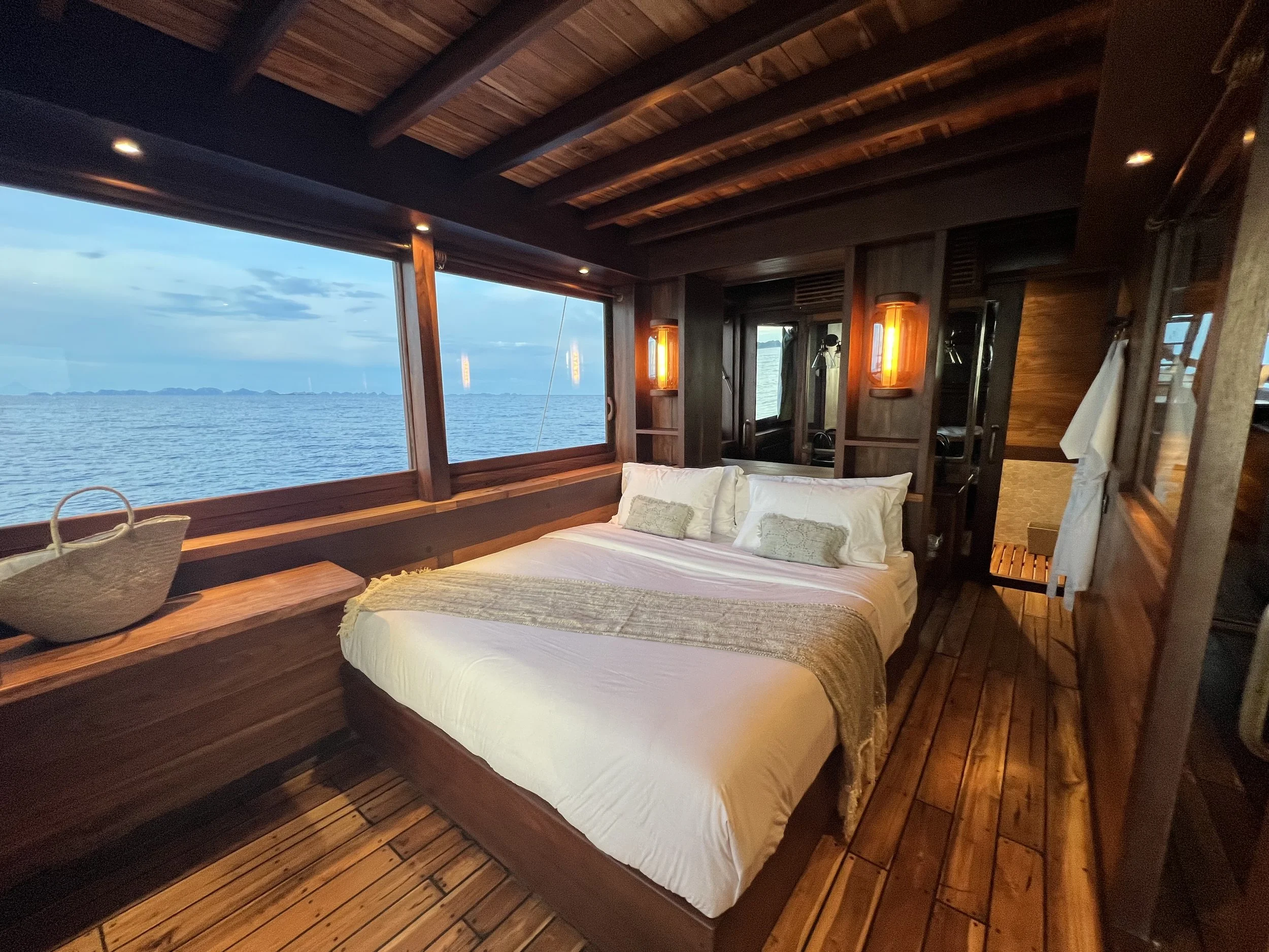 DW_MasterCabin Night_01.JPG