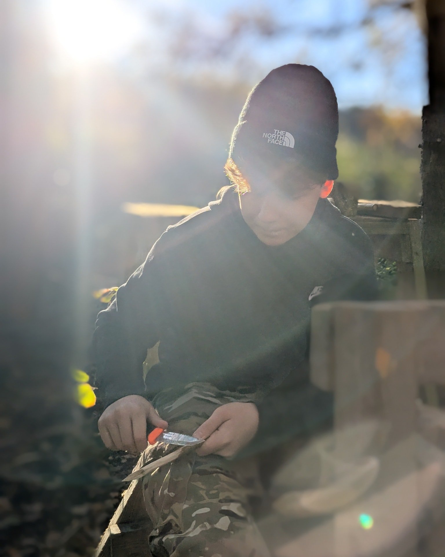 Home Ed Tribe in Kaliwoods were welcomed with crisp, wintery woods and sparkling land today!✨ We got busy in the tool area, wove willow trees, painted funny pictures and made masks with watercolours and warmed up with jacket potatoes and games of man