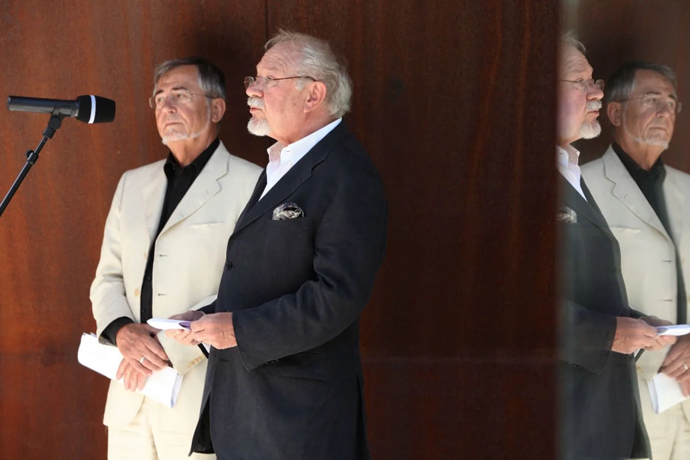 Zaungast bei Einweihung der Kapelle im Feld