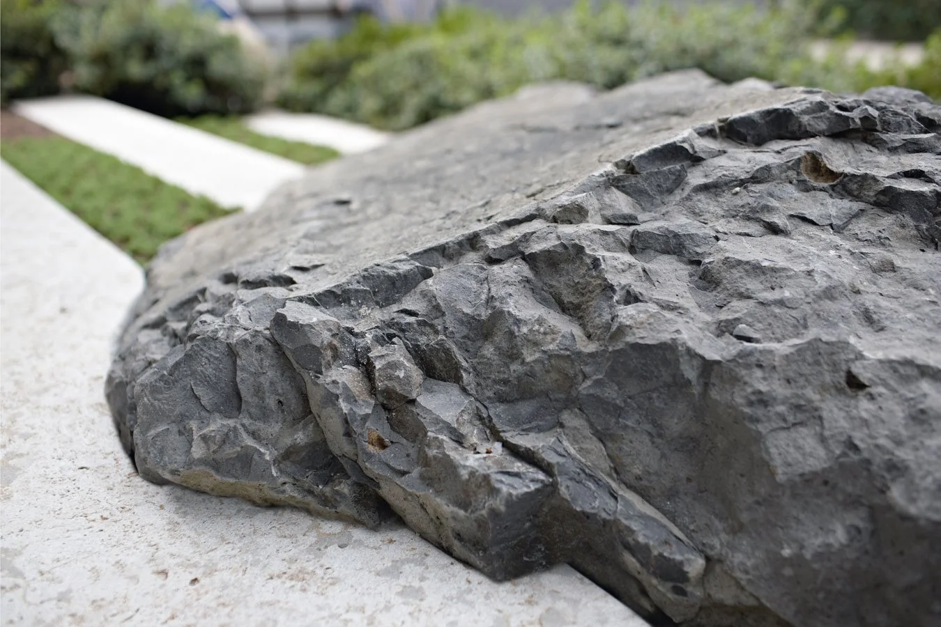 Ein Stein frisst sich in die Stufen