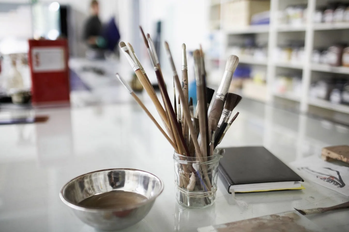 Handarbeit in der Werkstatt von Glas Derix
