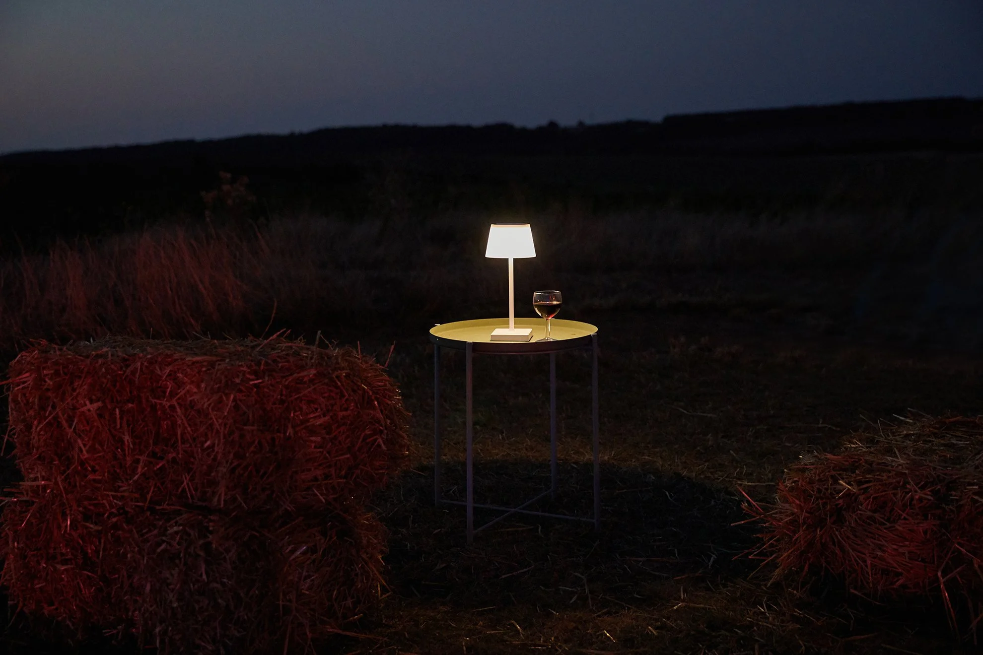 Ein Glas im Kornfeld