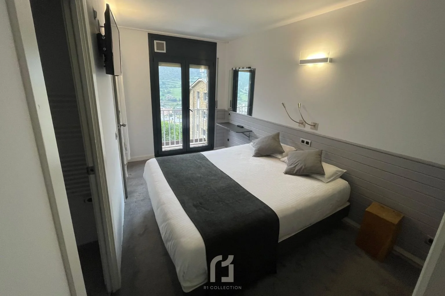 R10094 MILA (17).jpg