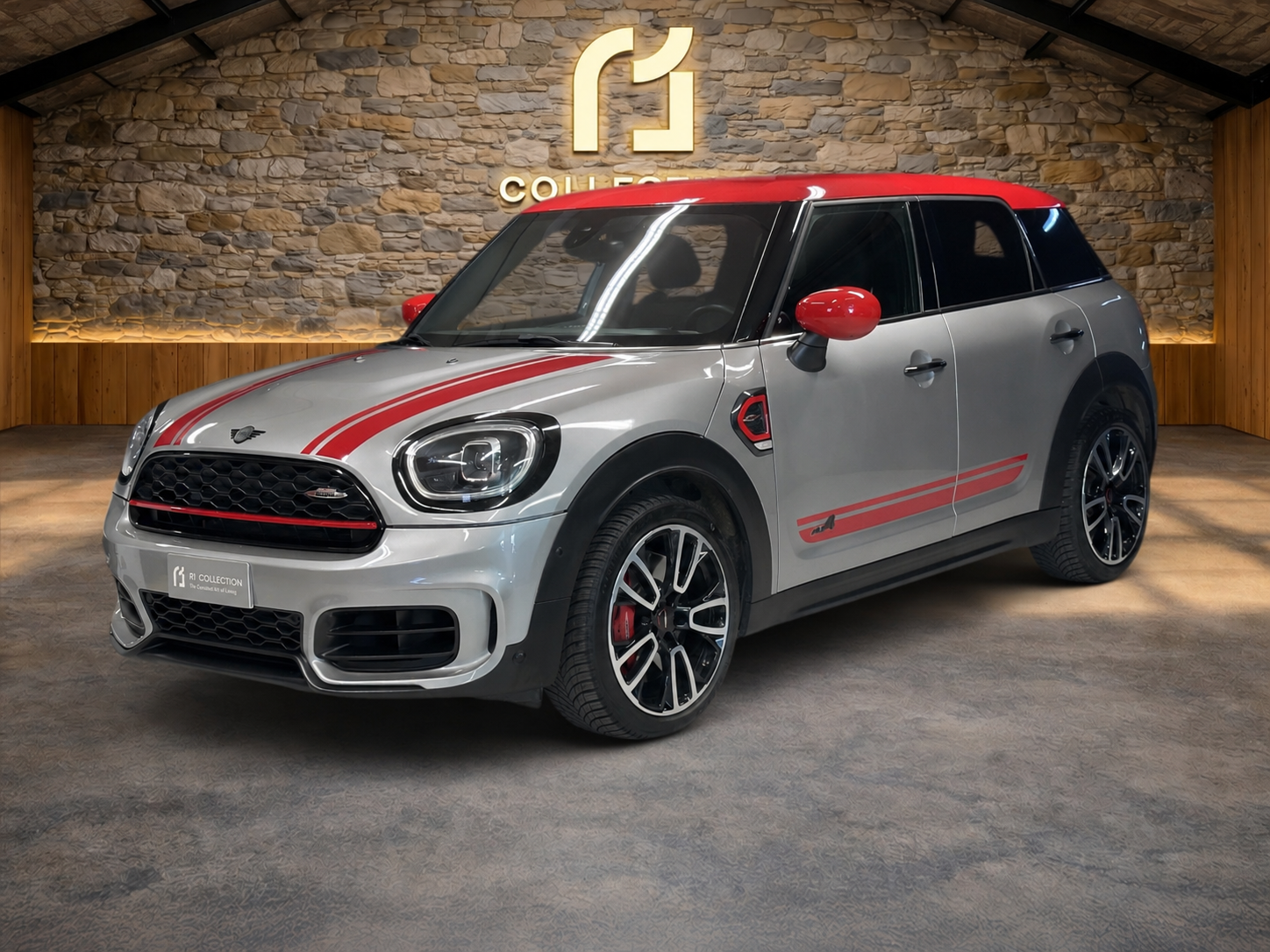 Mini rojo y gris en showroom de lujo.png