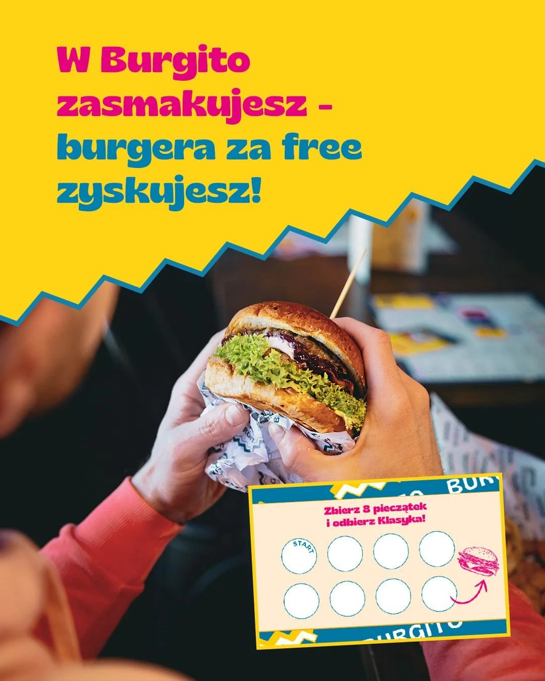 Osoba trzymająca cheeseburgera z sałatą, serem i sosem. Na obrazie znajduje się kolorowa grafika promocyjna, oferująca darmowego burgera za zebranie 8 pieczątek.