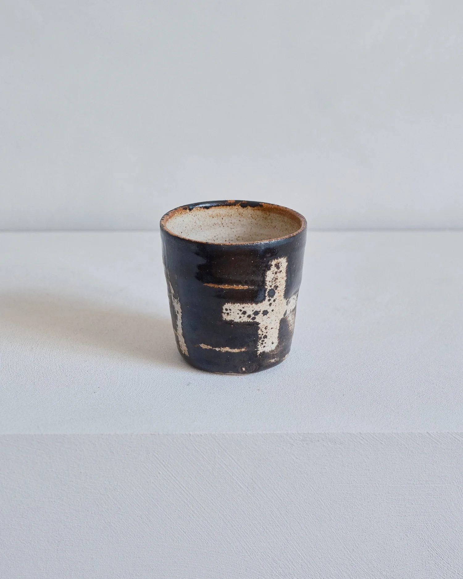 Beaker – Dolomite / Black Glaze by Nicola Gillis