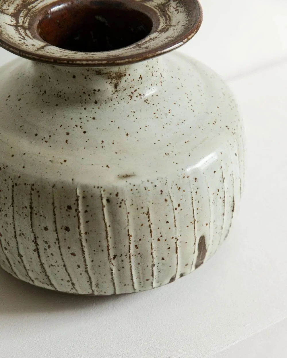 Large+Fluted+Stoneware+Pot+by+Janet+Leach-5.jpg