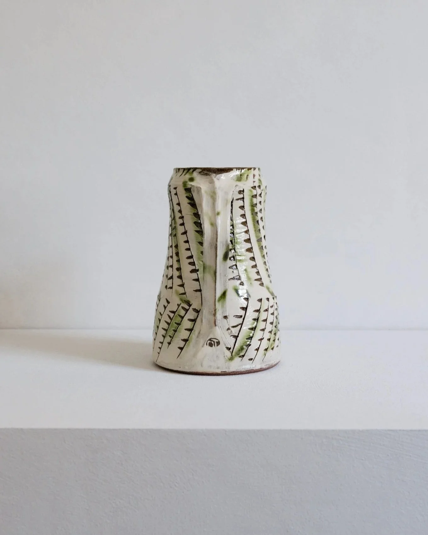 2026_07_Arte+House_E-Comm_Flag+Jug+by+Nicola+Tassie_2.jpg